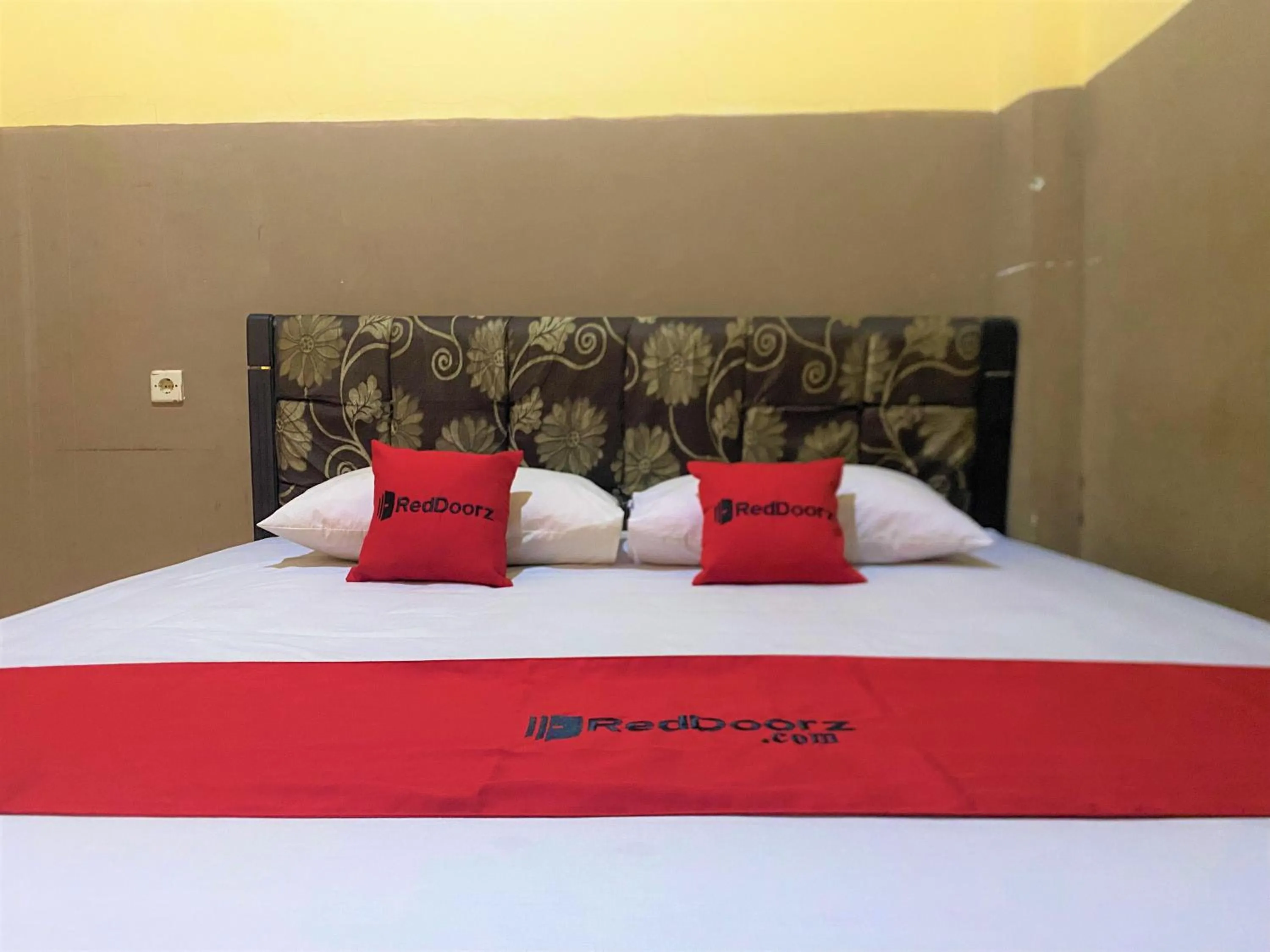 Bedroom, Bed in RedDoorz @ Wisma Sentosa Palopo