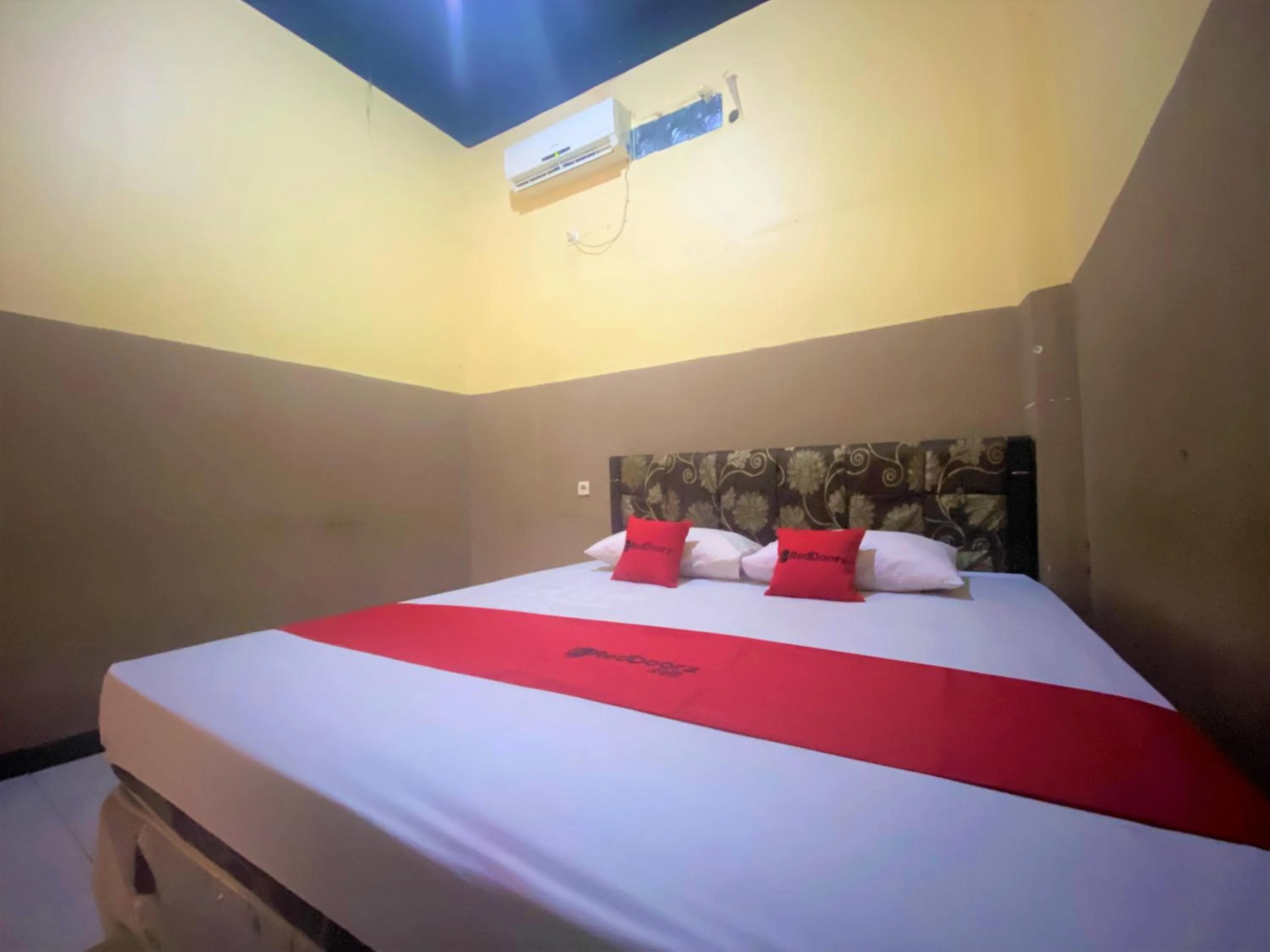 Bed in RedDoorz @ Wisma Sentosa Palopo