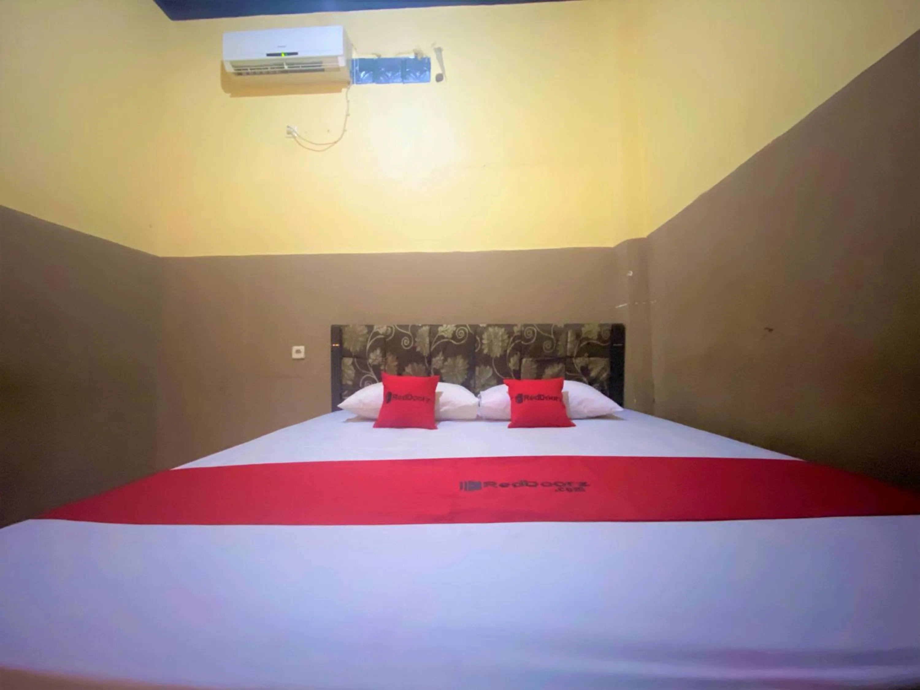 Bedroom, Bed in RedDoorz @ Wisma Sentosa Palopo