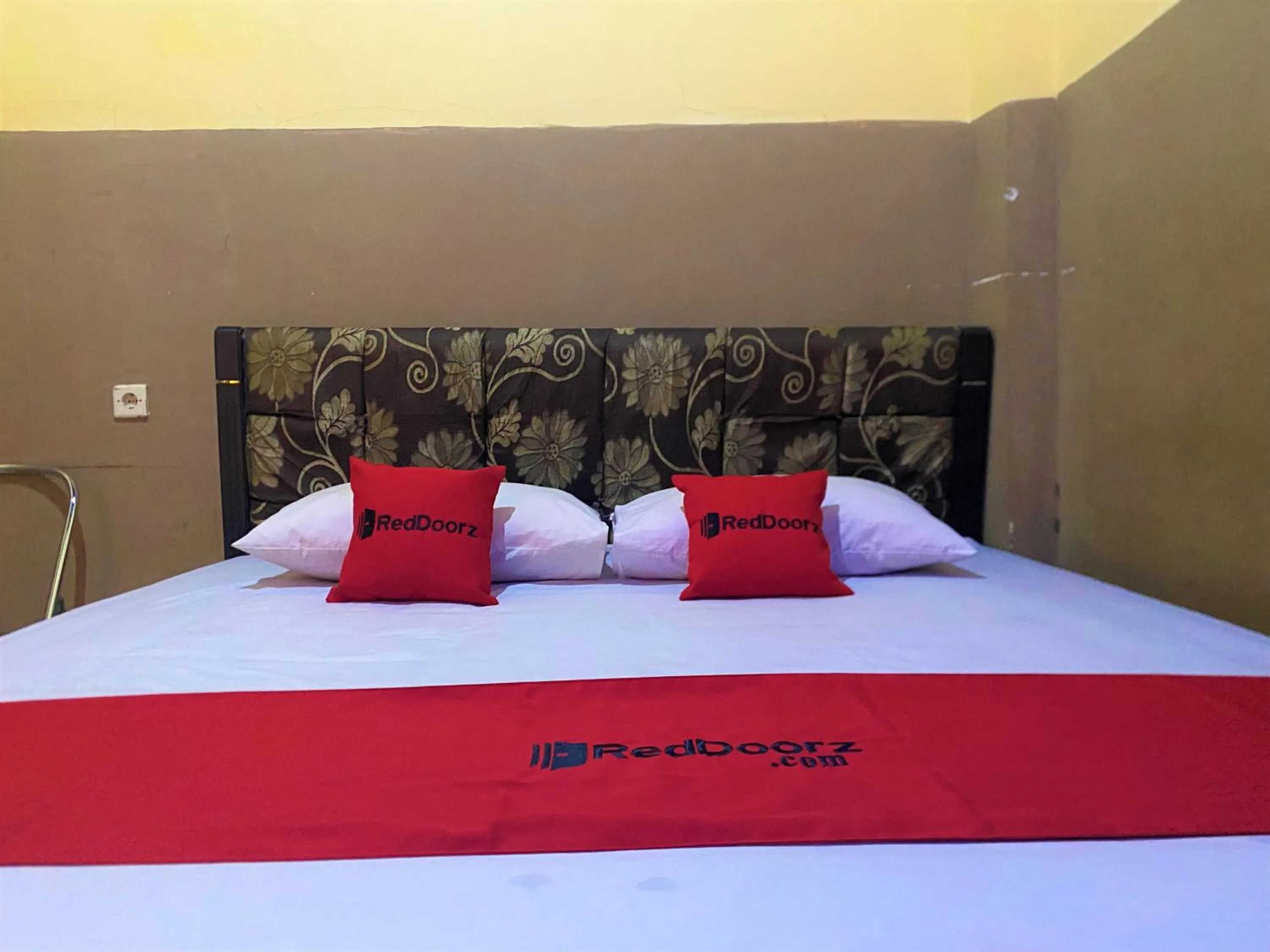 Bed in RedDoorz @ Wisma Sentosa Palopo