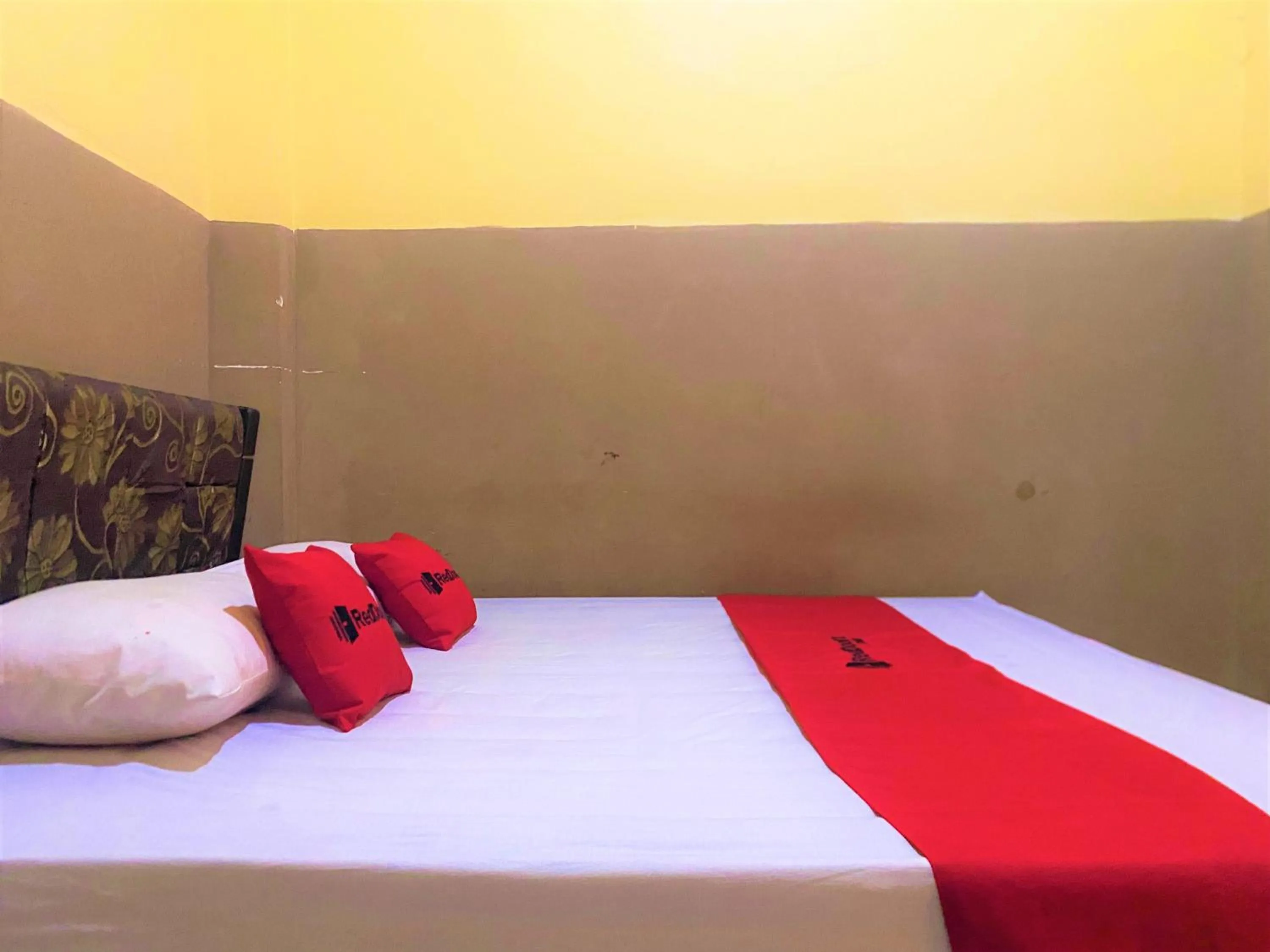 Bedroom, Bed in RedDoorz @ Wisma Sentosa Palopo