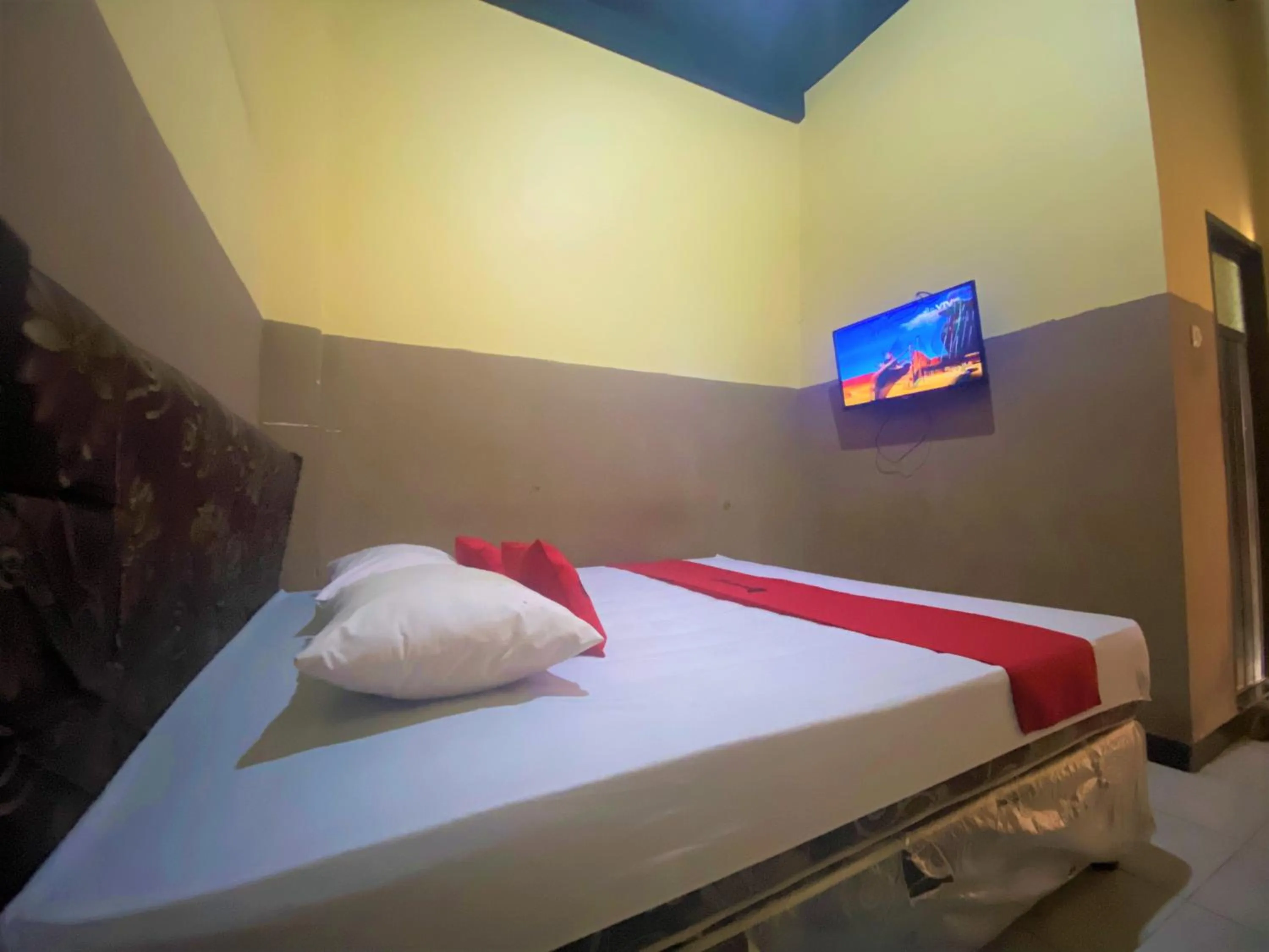 Bedroom, Bed in RedDoorz @ Wisma Sentosa Palopo