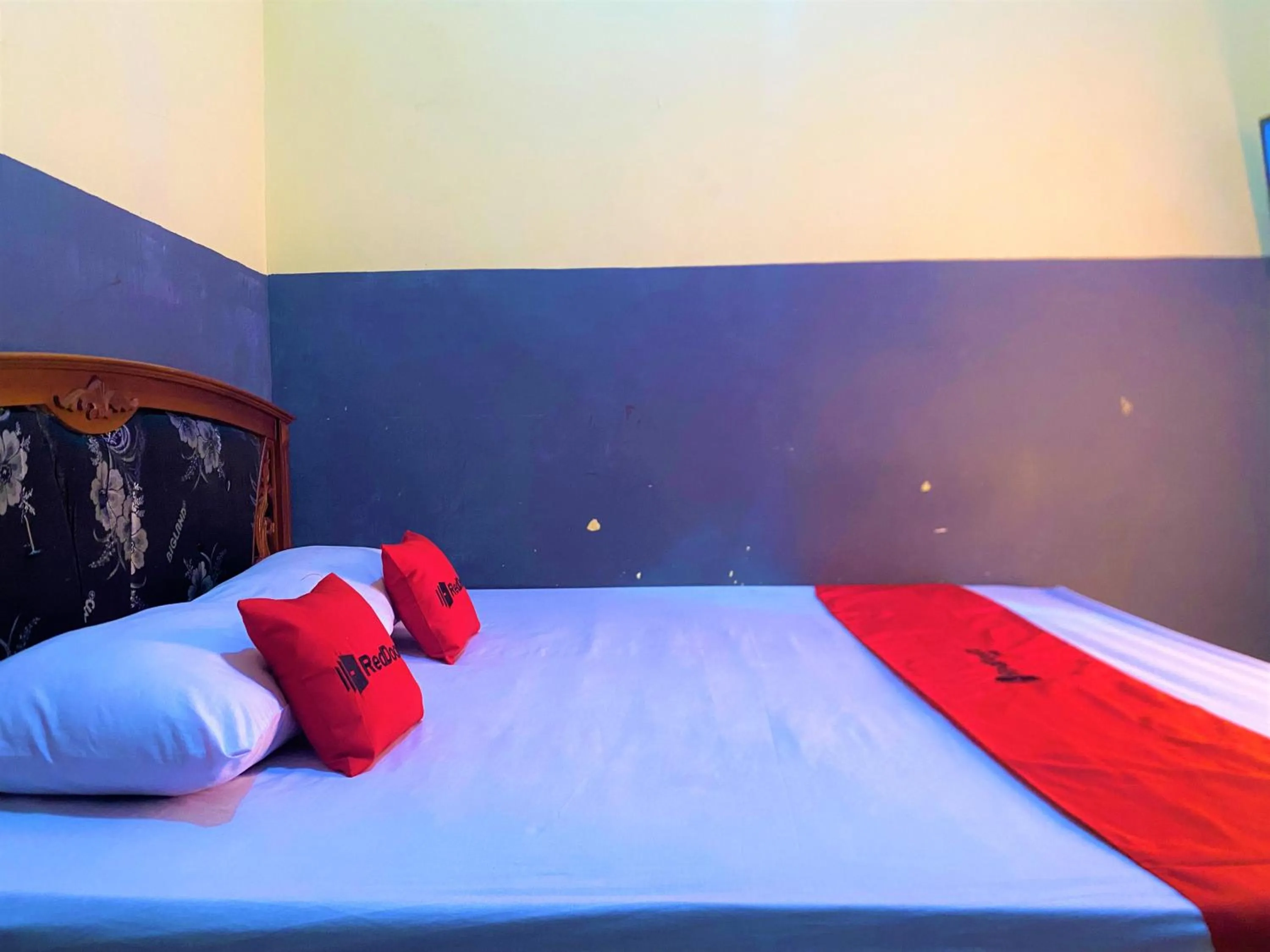 Bed in RedDoorz @ Wisma Sentosa Palopo