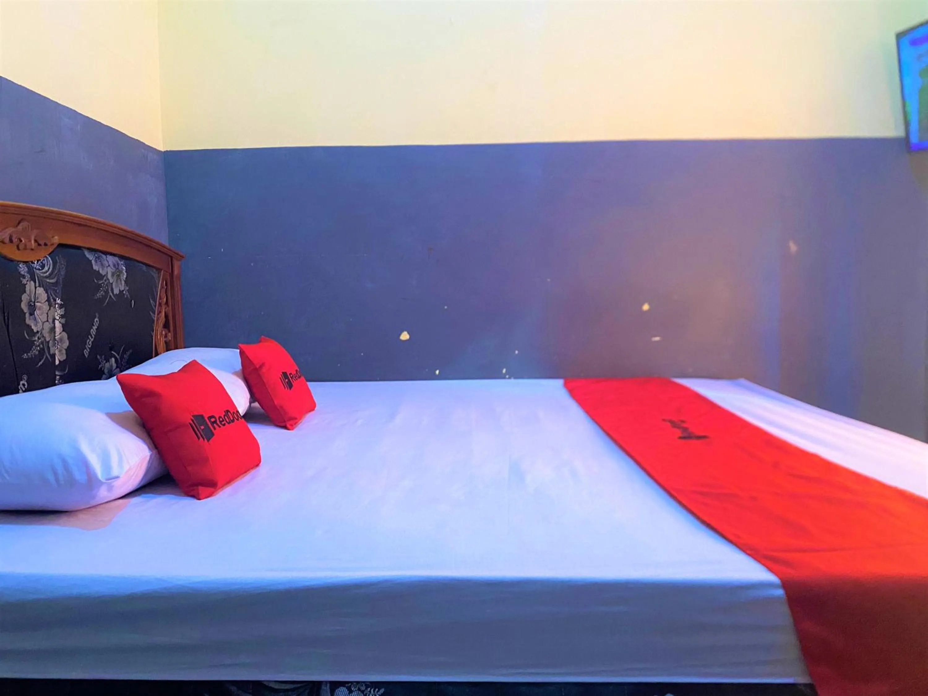 Bedroom, Bed in RedDoorz @ Wisma Sentosa Palopo