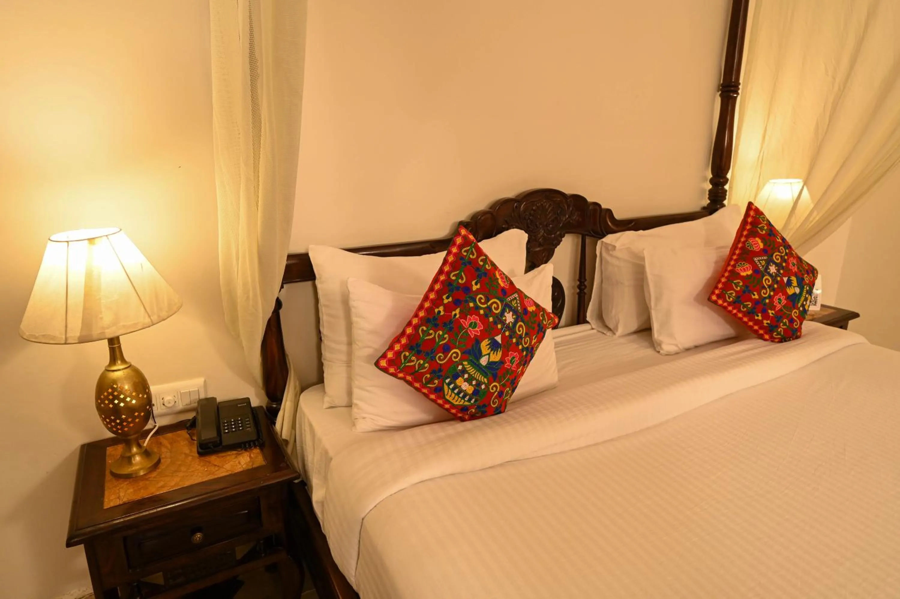 Bed in ClarksInn Suites Ranthambhore