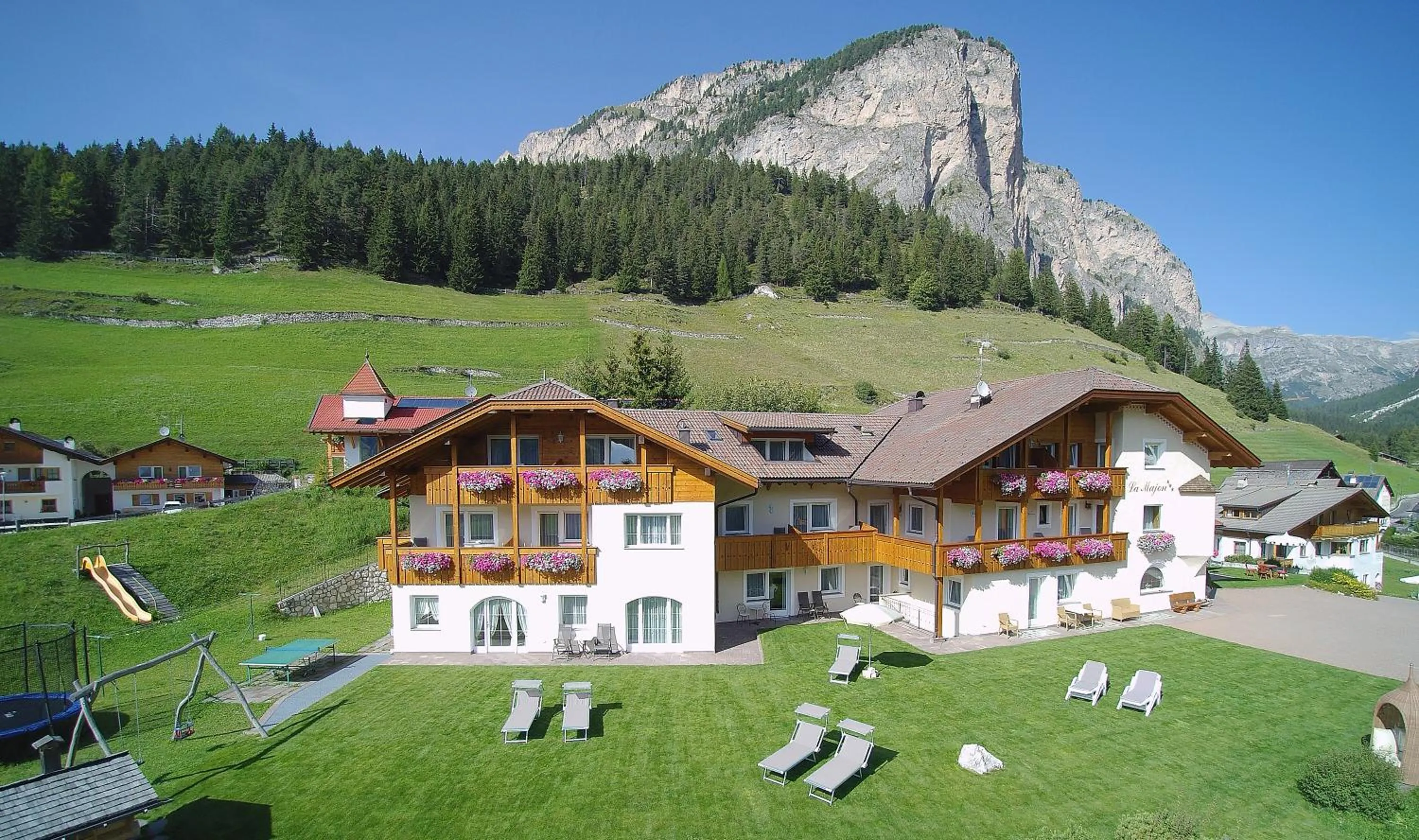 Property building in Garni La Majon