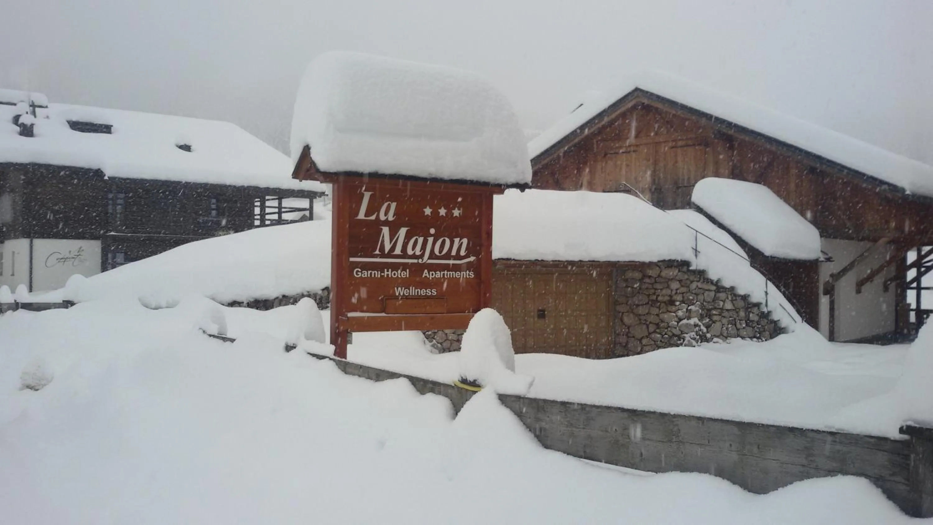 Facade/entrance in Garni La Majon