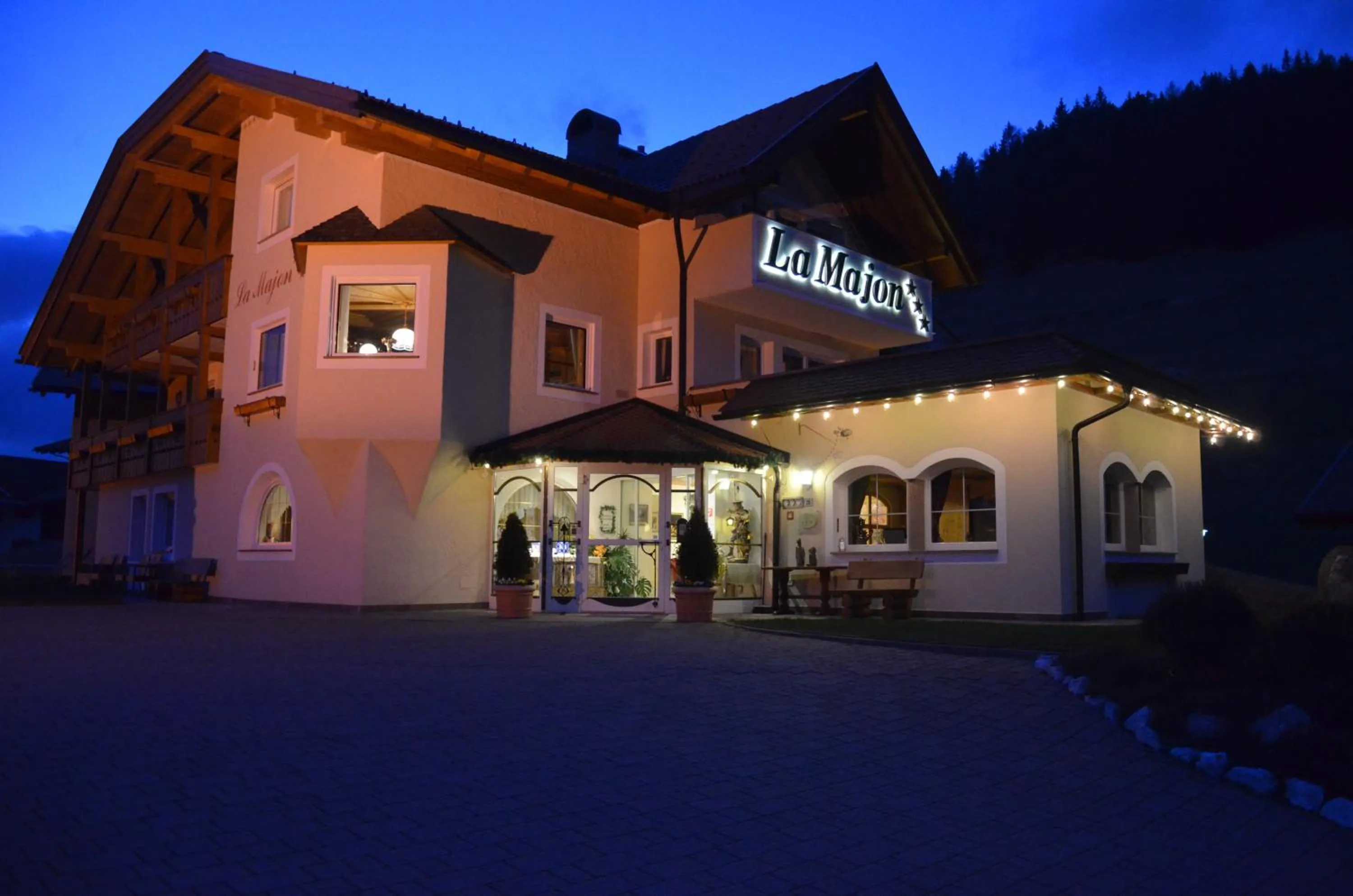 Property building in Garni La Majon