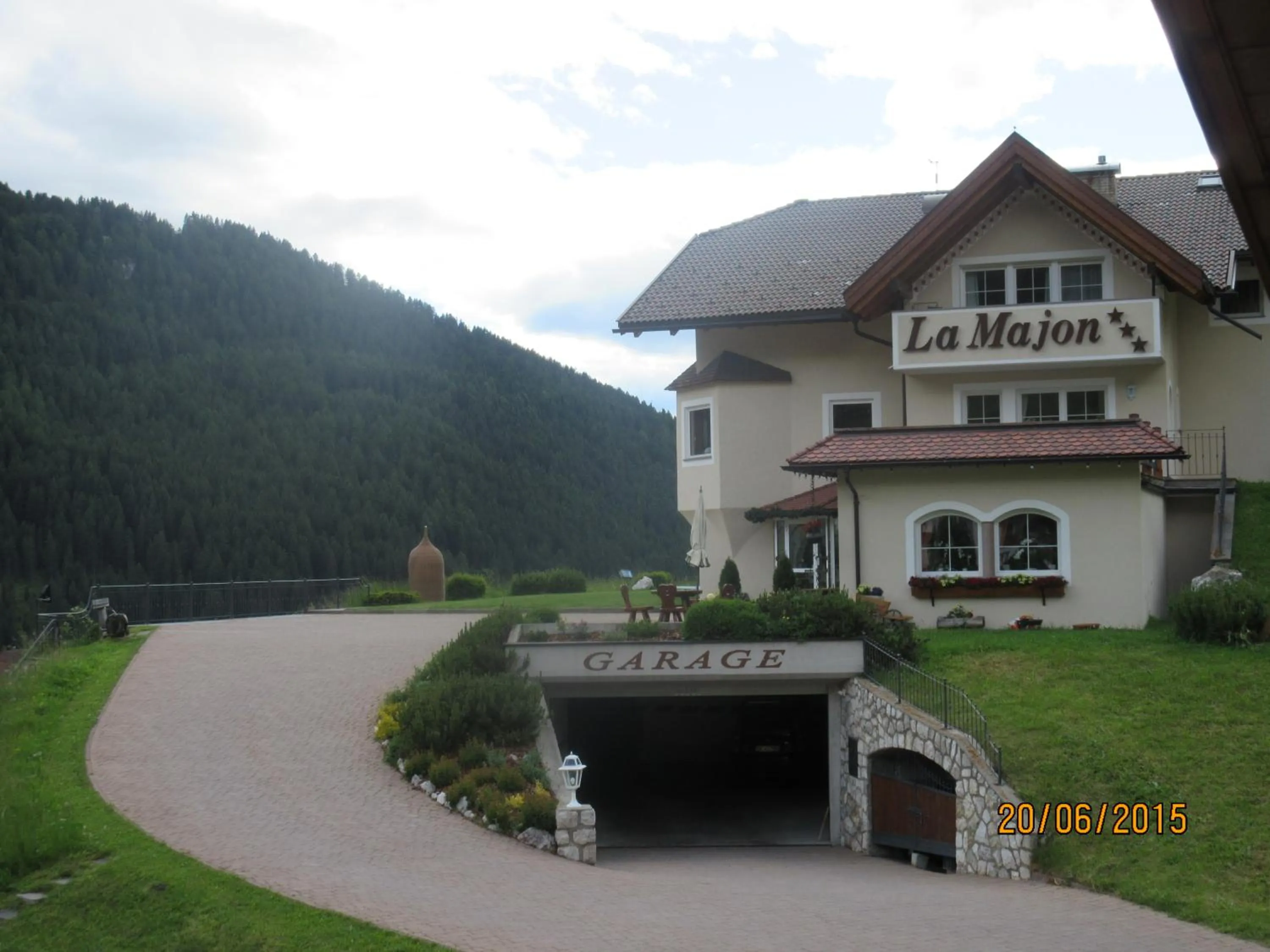 Property building in Garni La Majon