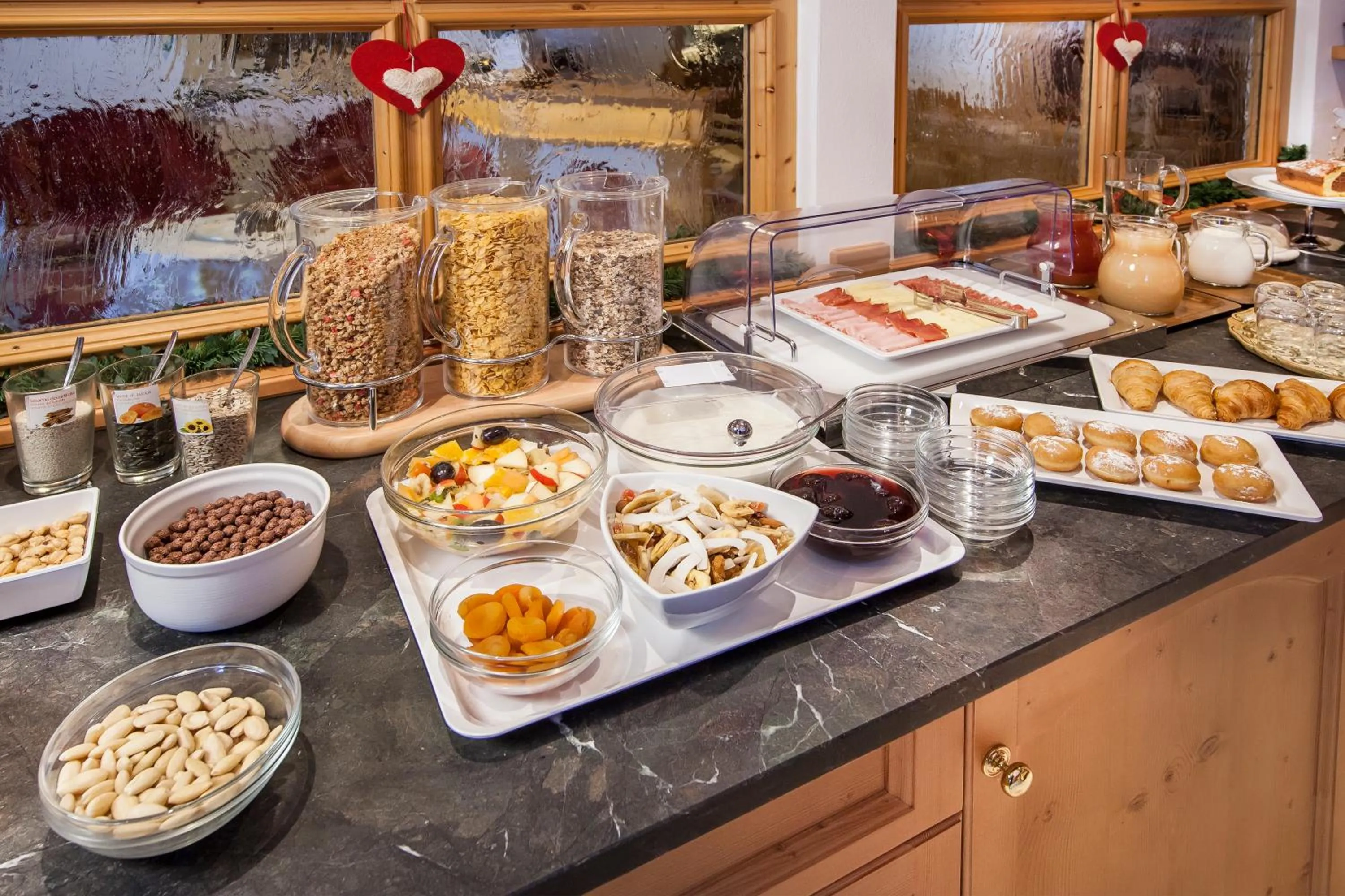 Buffet breakfast in Garni La Majon