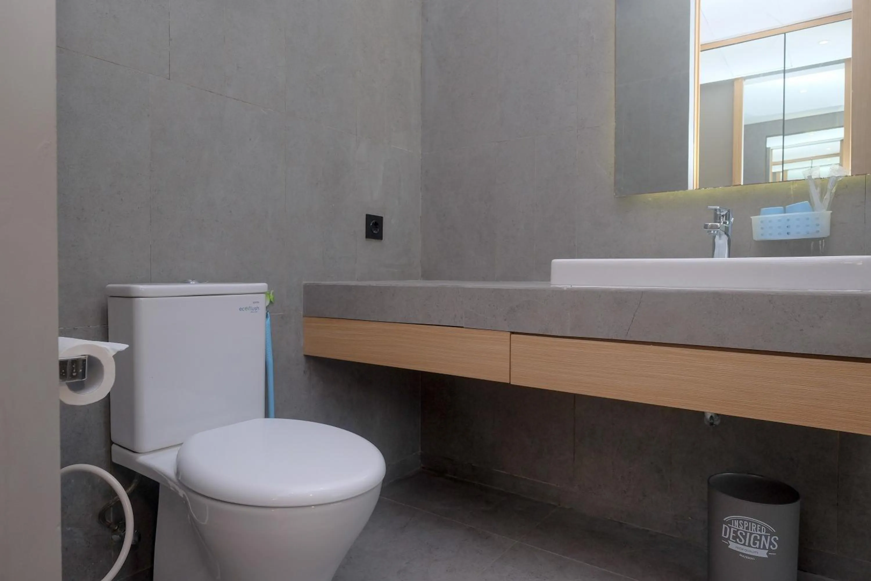 Bathroom in Sans Hotel RG Living Jogja by RedDoorz