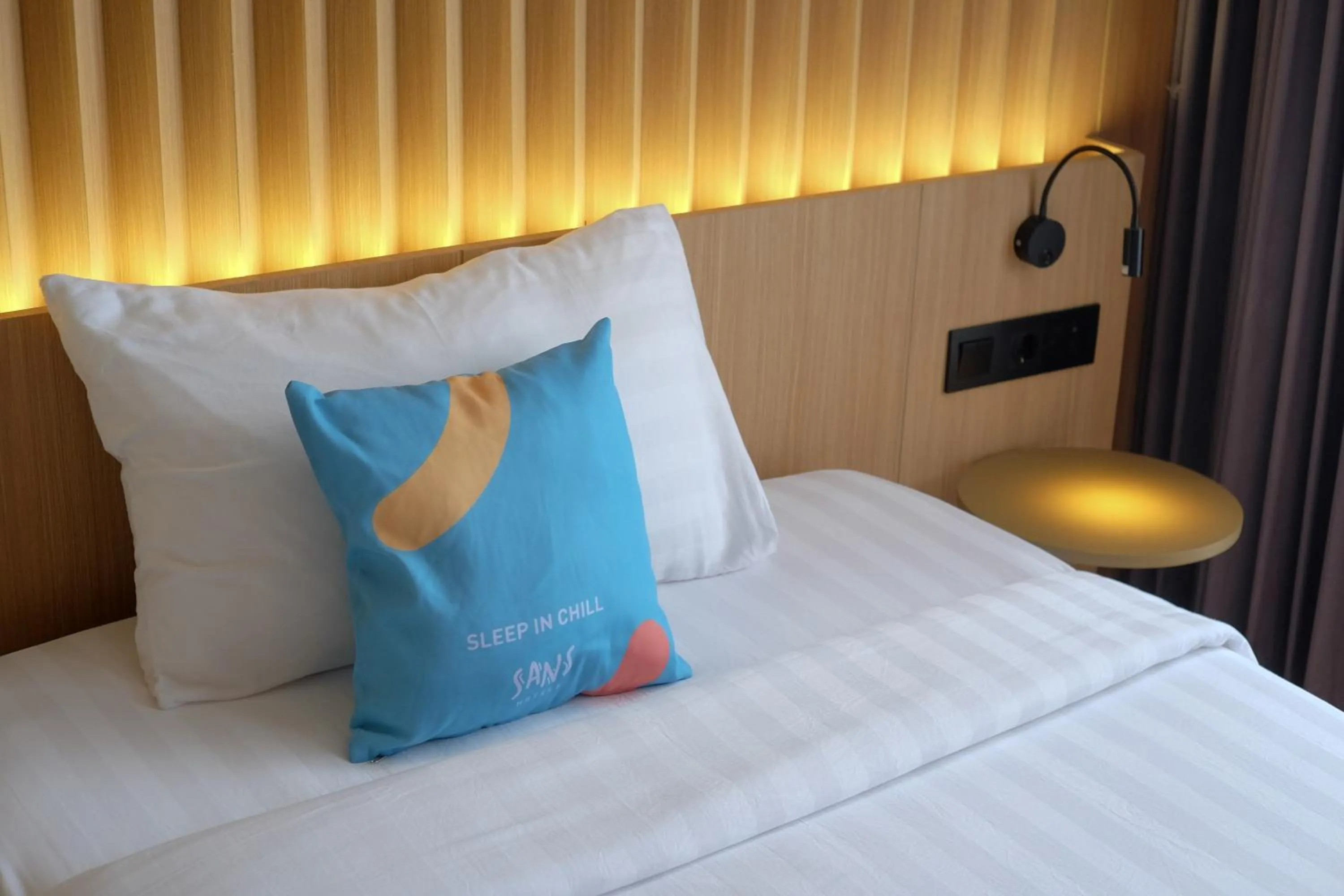 Bed in Sans Hotel RG Living Jogja by RedDoorz