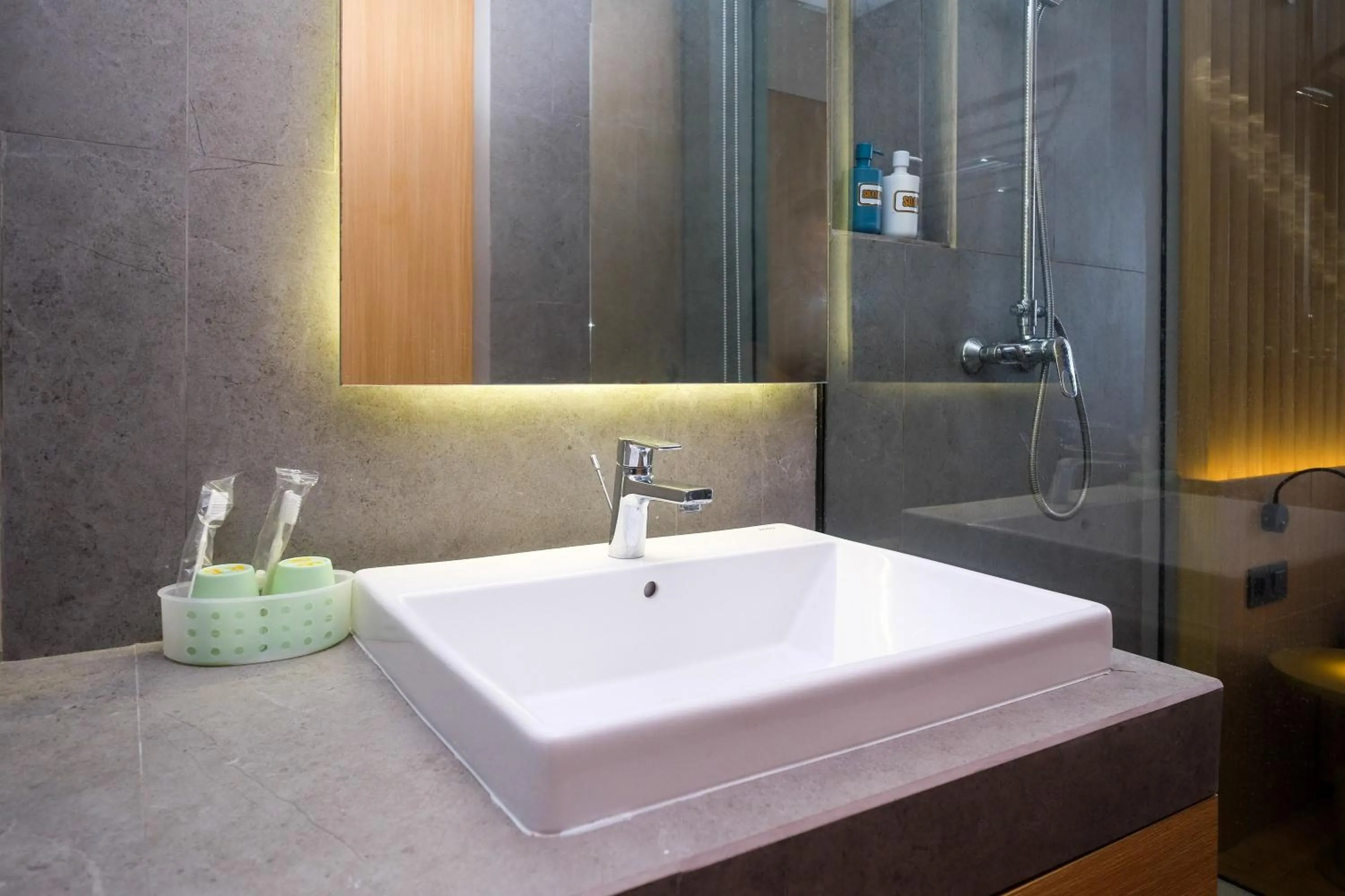 Bathroom in Sans Hotel RG Living Jogja by RedDoorz