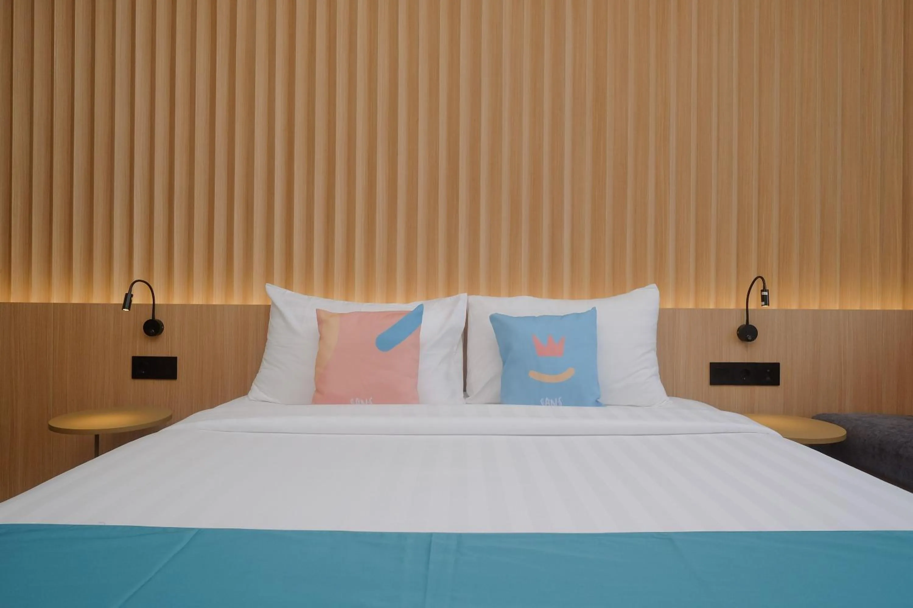 Bed in Sans Hotel RG Living Jogja by RedDoorz
