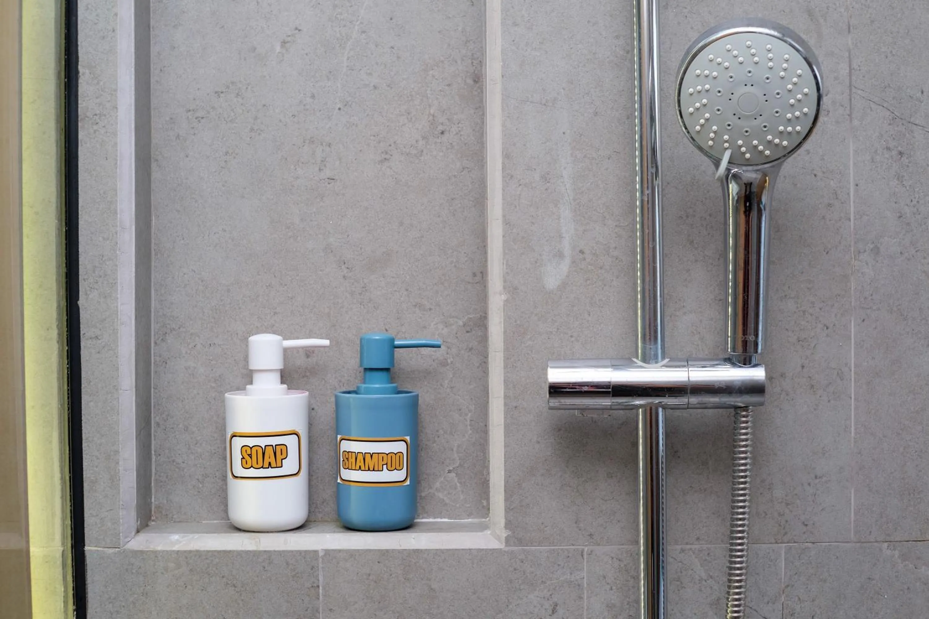 Bathroom in Sans Hotel RG Living Jogja by RedDoorz