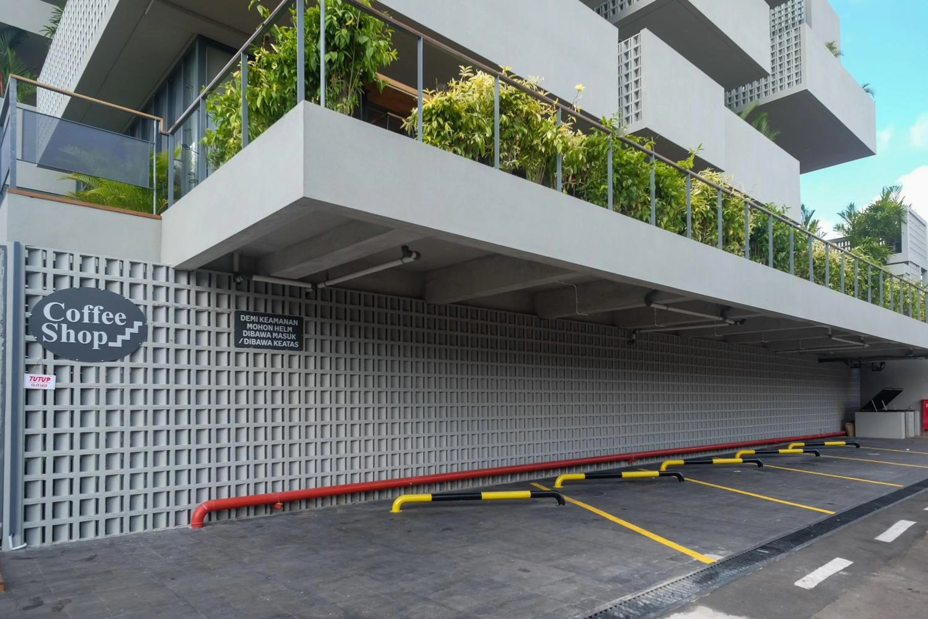 Property building in Sans Hotel RG Living Jogja by RedDoorz