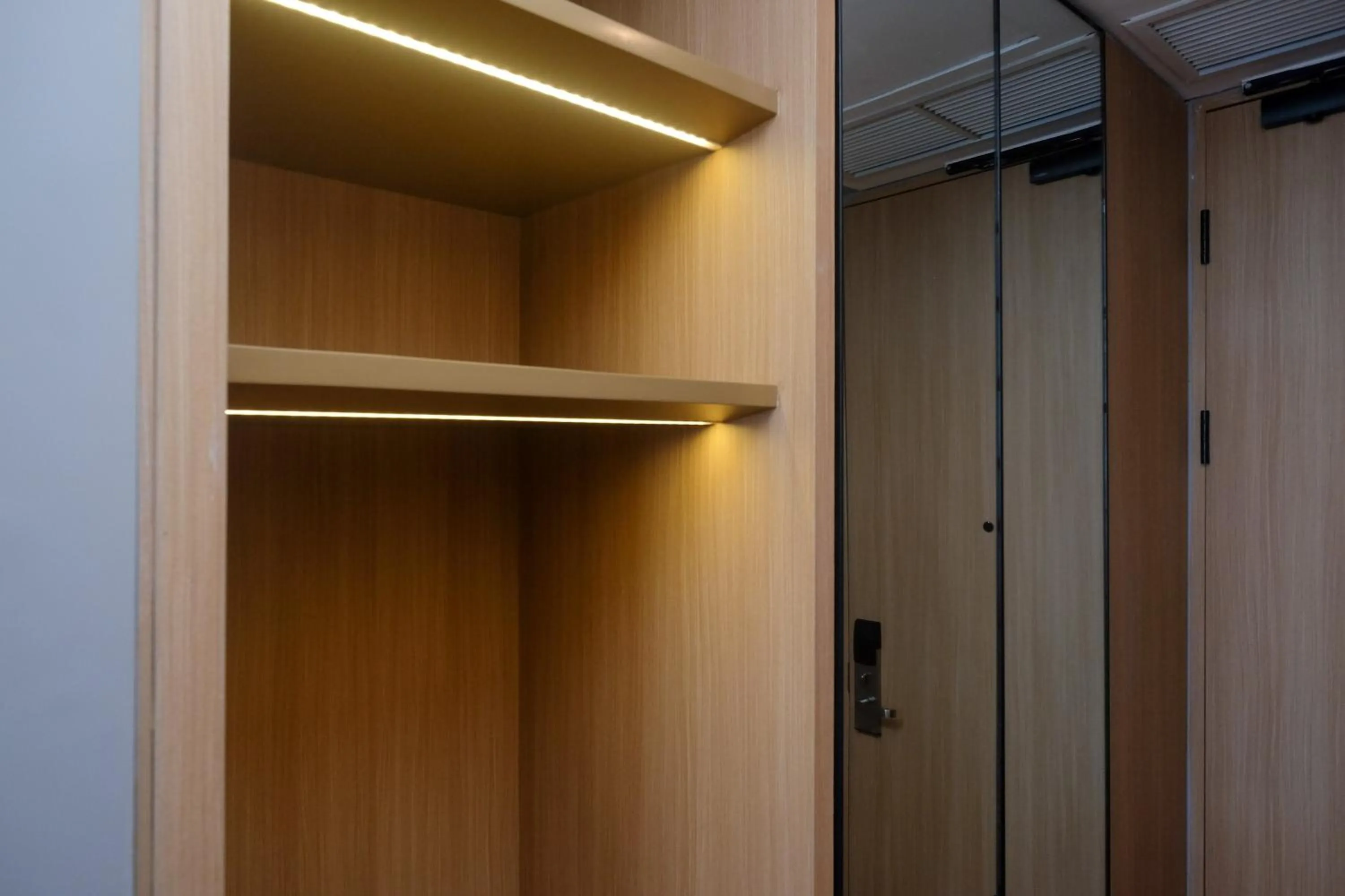 wardrobe in Sans Hotel RG Living Jogja by RedDoorz