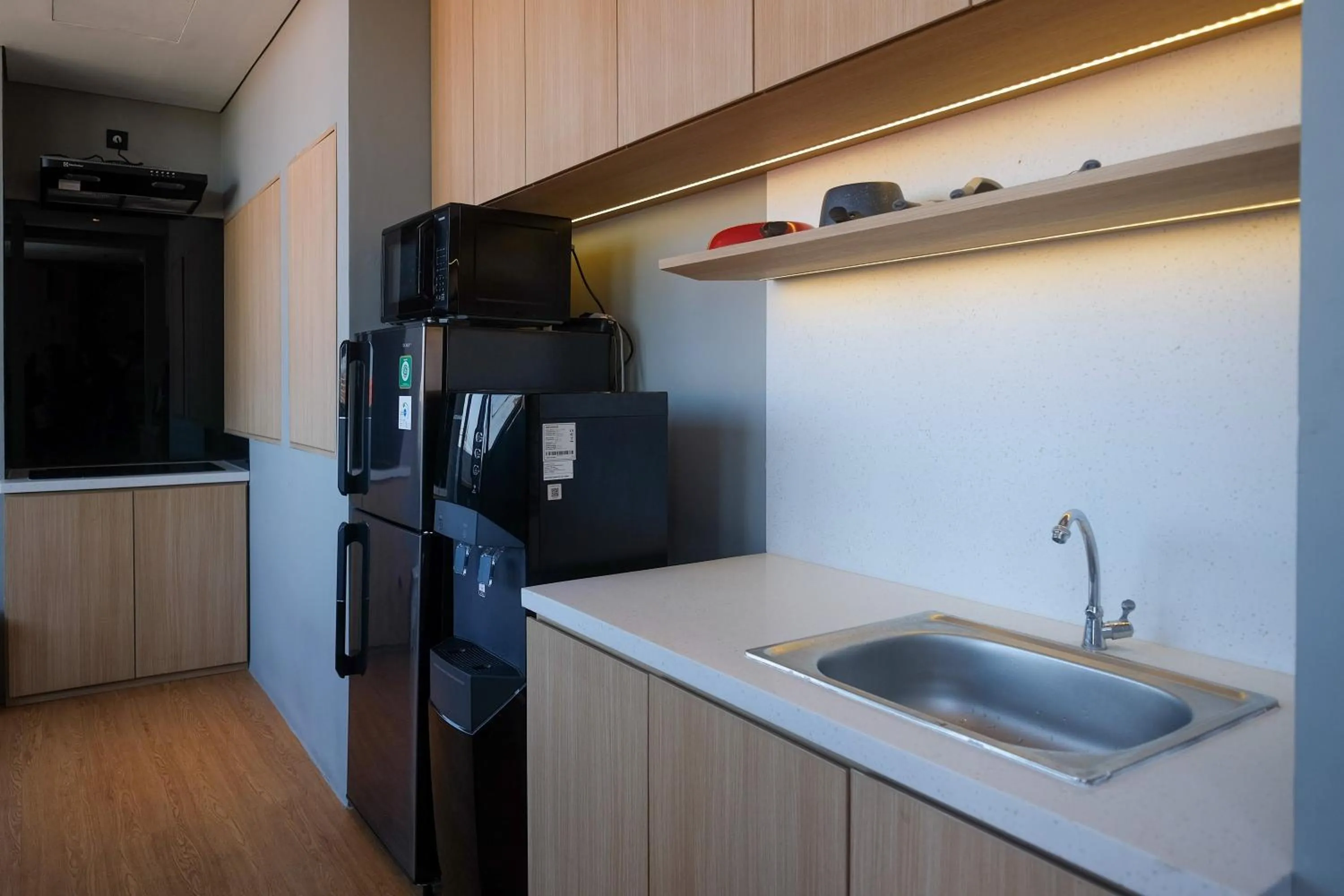Kitchen or kitchenette in Sans Hotel RG Living Jogja by RedDoorz