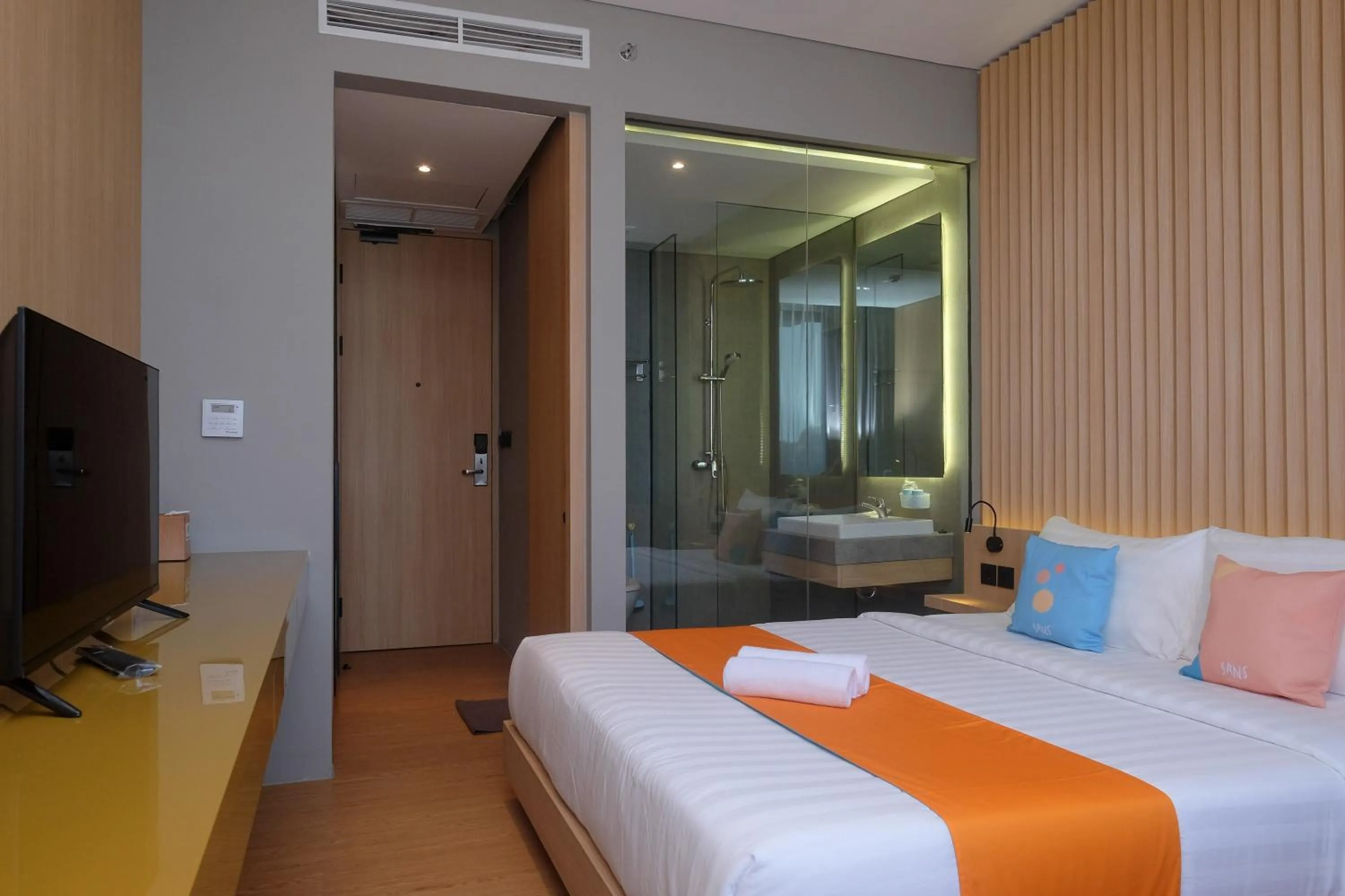 Bed in Sans Hotel RG Living Jogja by RedDoorz