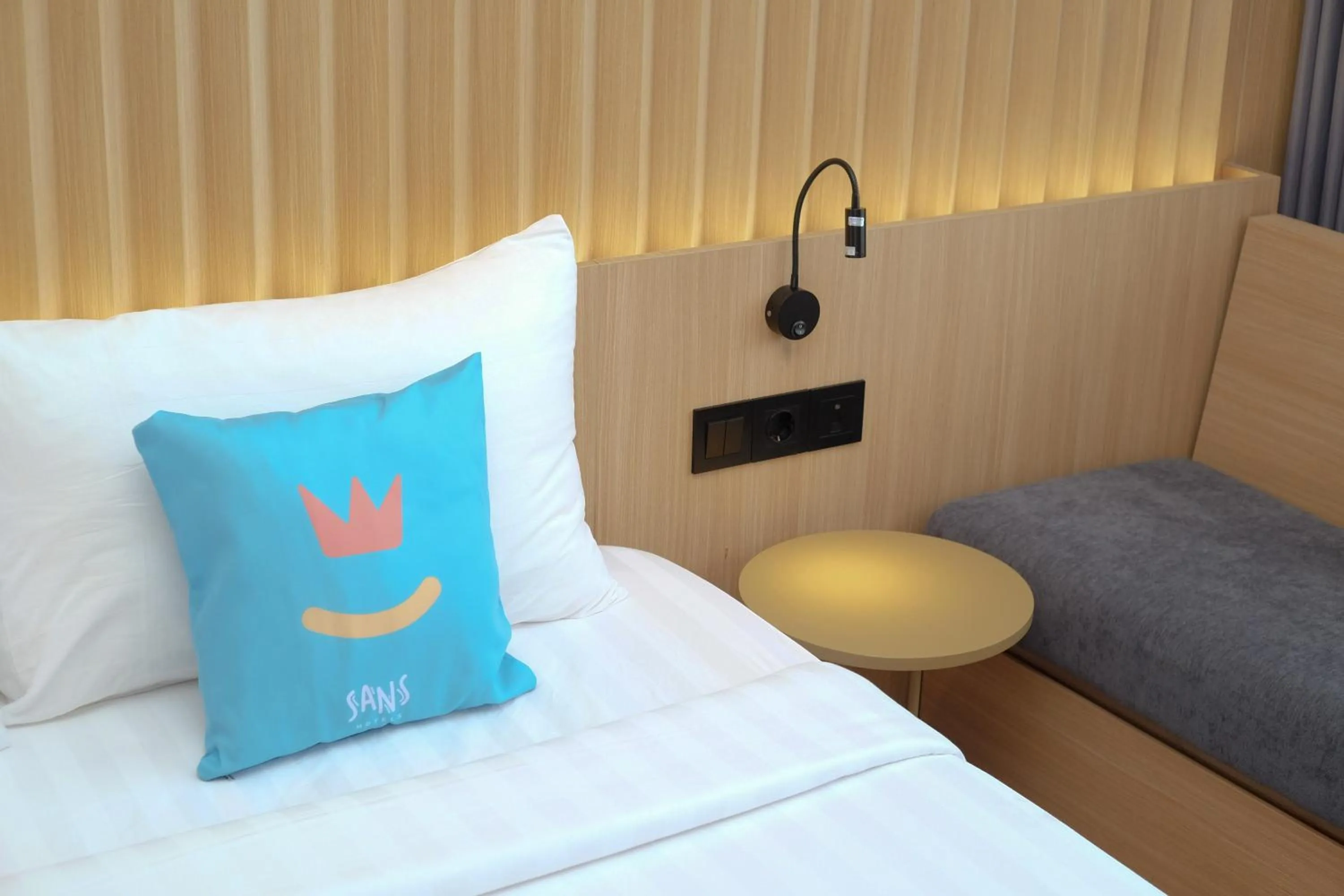 Bed in Sans Hotel RG Living Jogja by RedDoorz