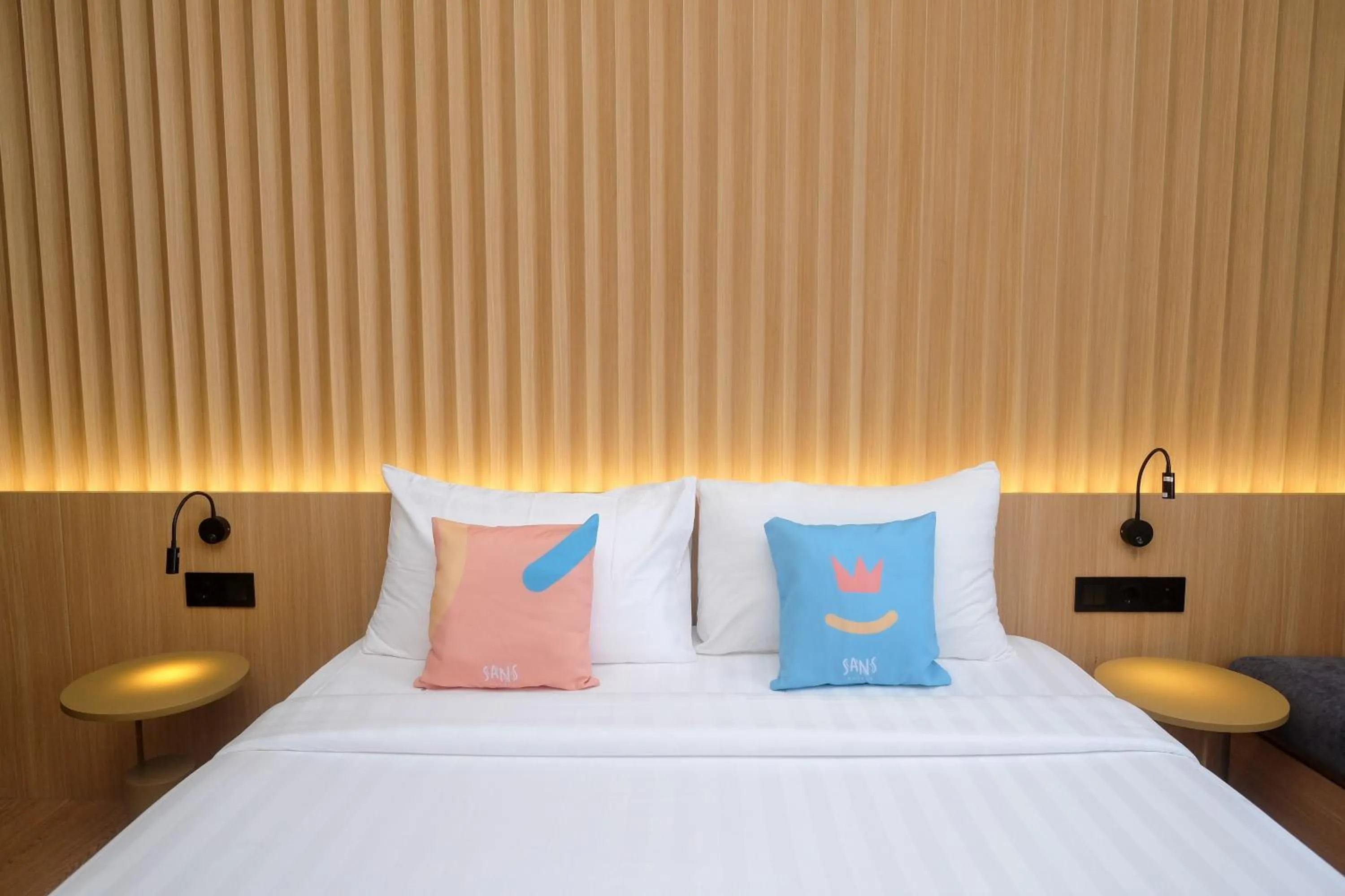 Bed in Sans Hotel RG Living Jogja by RedDoorz