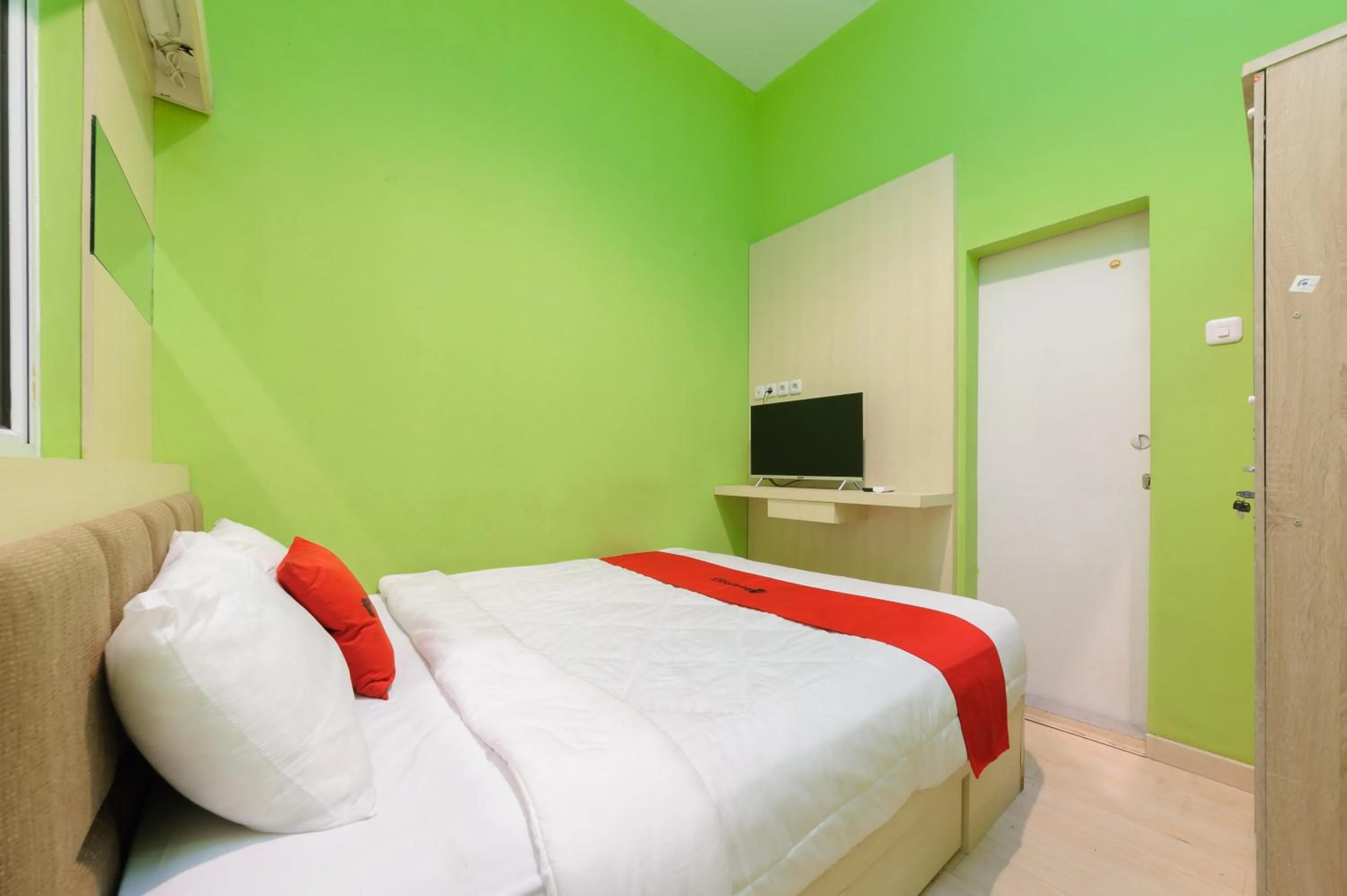 Bedroom, Bed in RedDoorz near Stasiun Palmerah