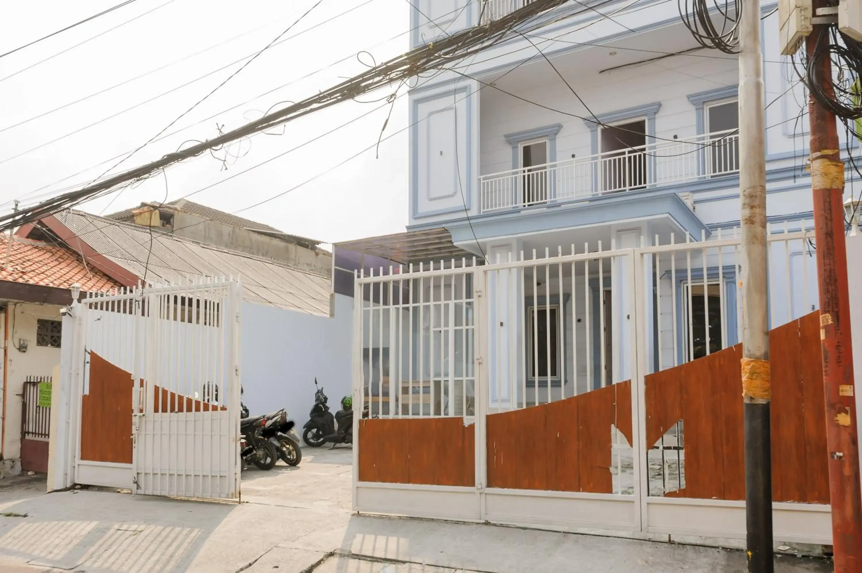 Property building in RedDoorz near Stasiun Palmerah Property building in RedDoorz near Stasiun Palmerah