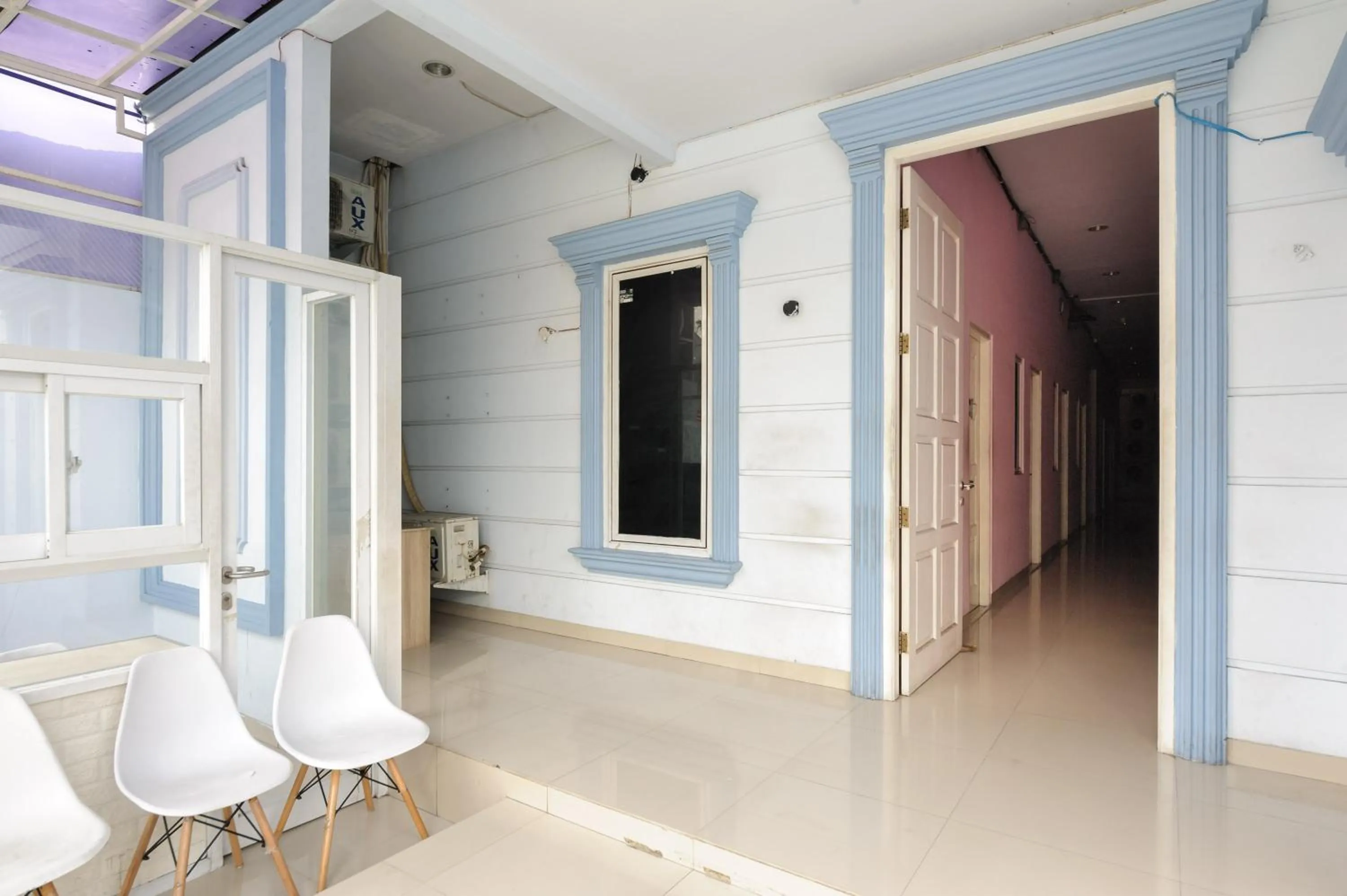 Lobby or reception in RedDoorz near Stasiun Palmerah