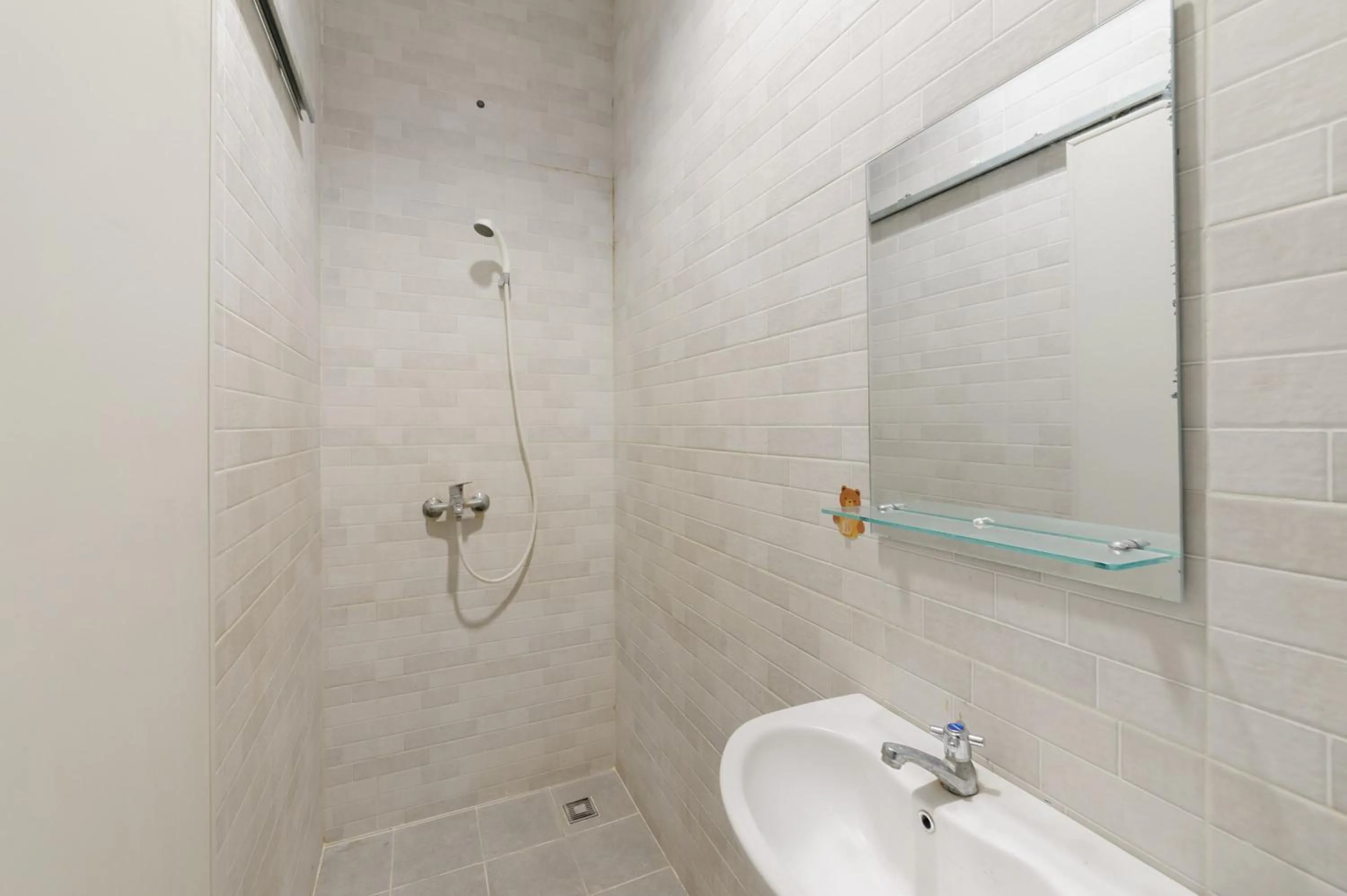 Bathroom in RedDoorz near Stasiun Palmerah