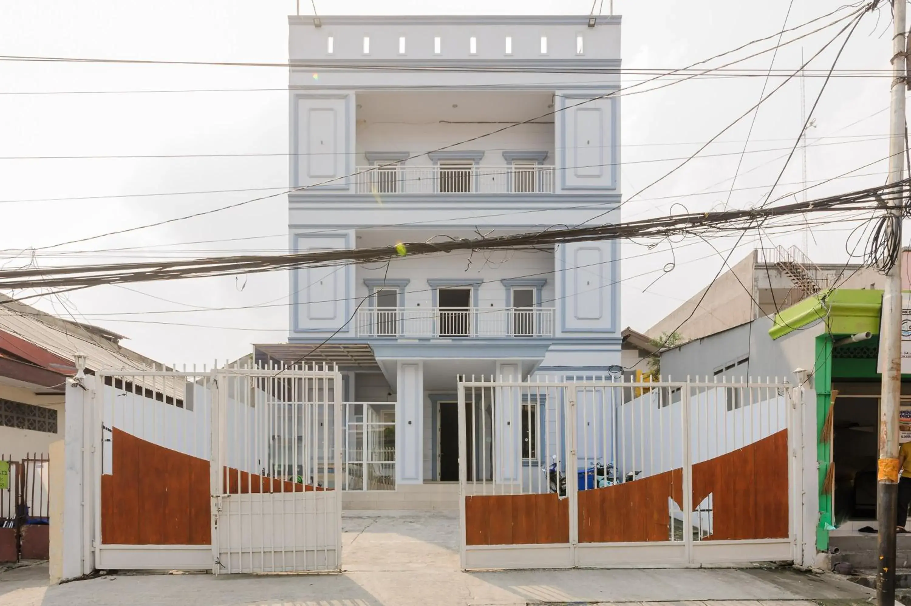 Property building in RedDoorz near Stasiun Palmerah Property building in RedDoorz near Stasiun Palmerah