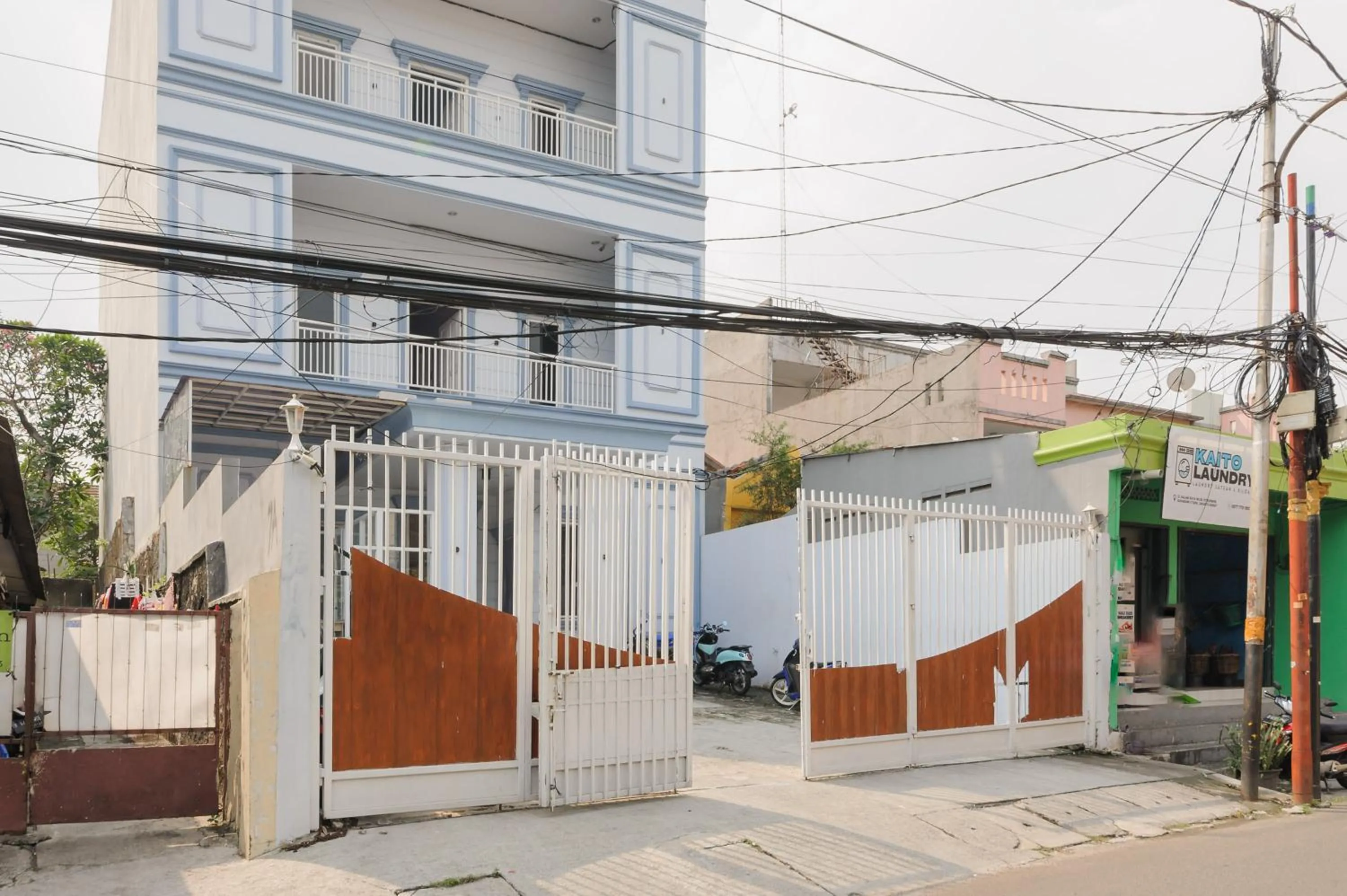 Property building in RedDoorz near Stasiun Palmerah