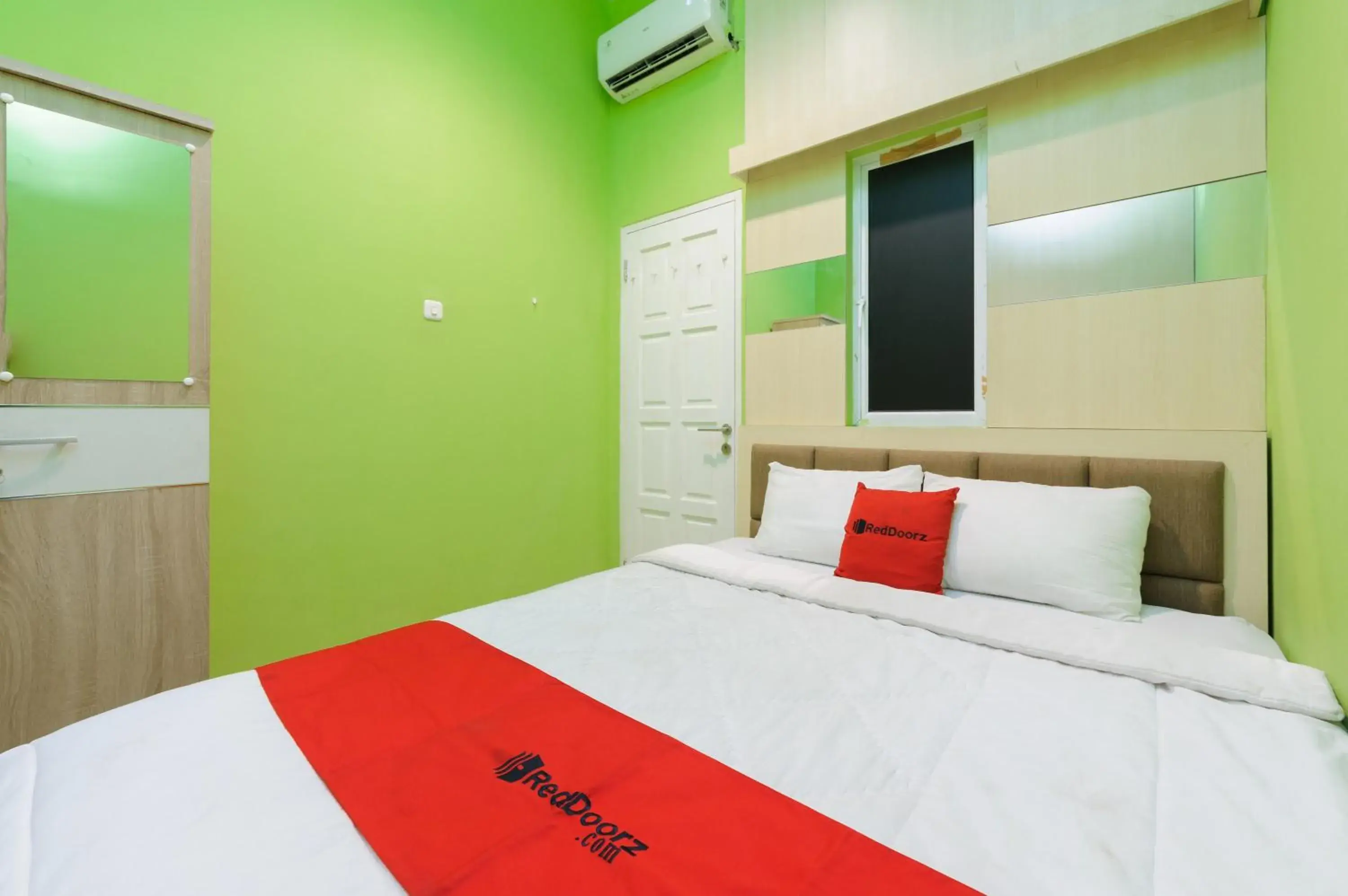 Bedroom, Bed in RedDoorz near Stasiun Palmerah Bedroom, Bed in RedDoorz near Stasiun Palmerah