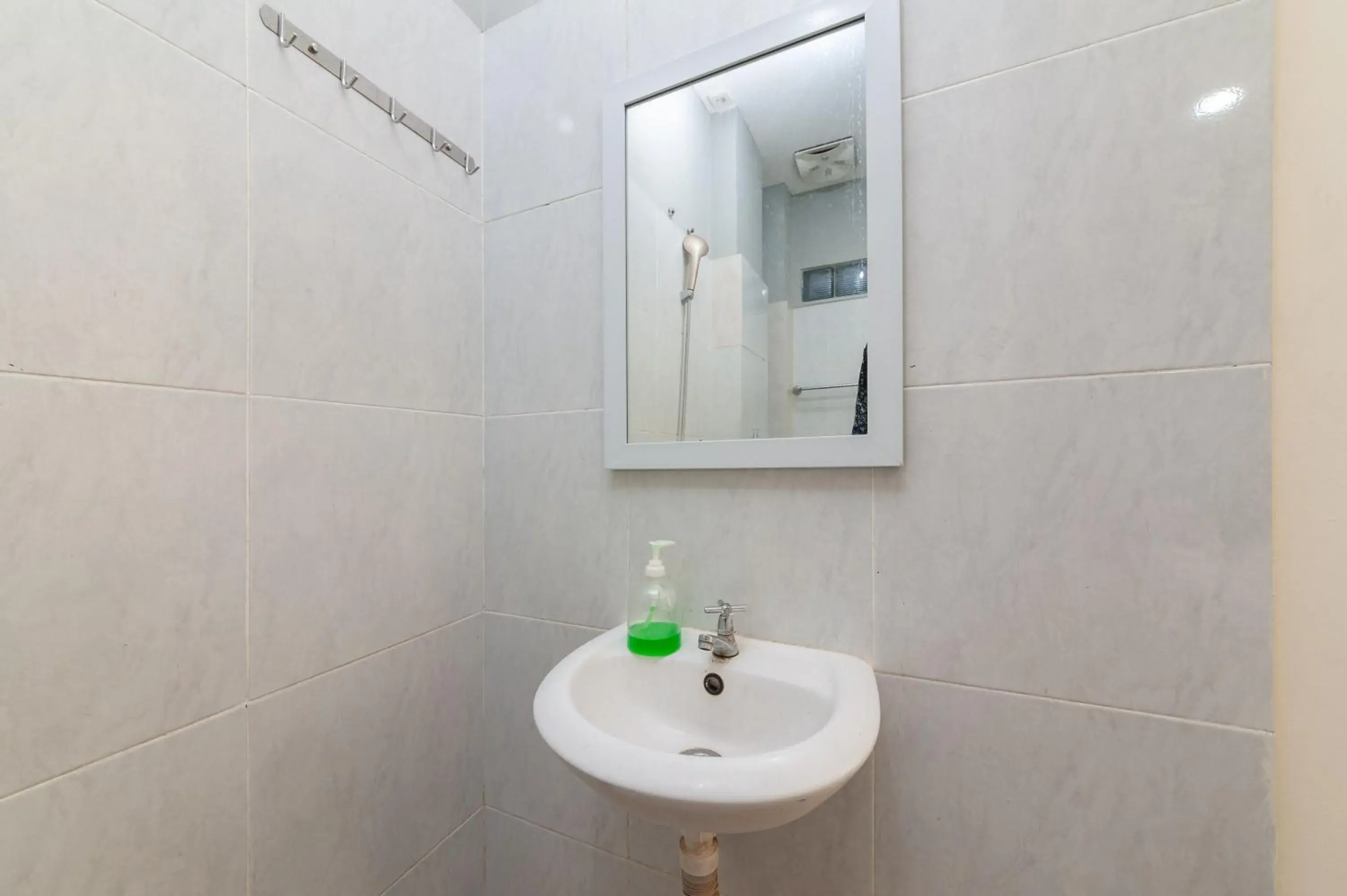 Bathroom in Urbanview Hotel Ellegan Residence Alam Sutera Serpong by RedDoorz Bathroom in Urbanview Hotel Ellegan Residence Alam Sutera Serpong by RedDoorz