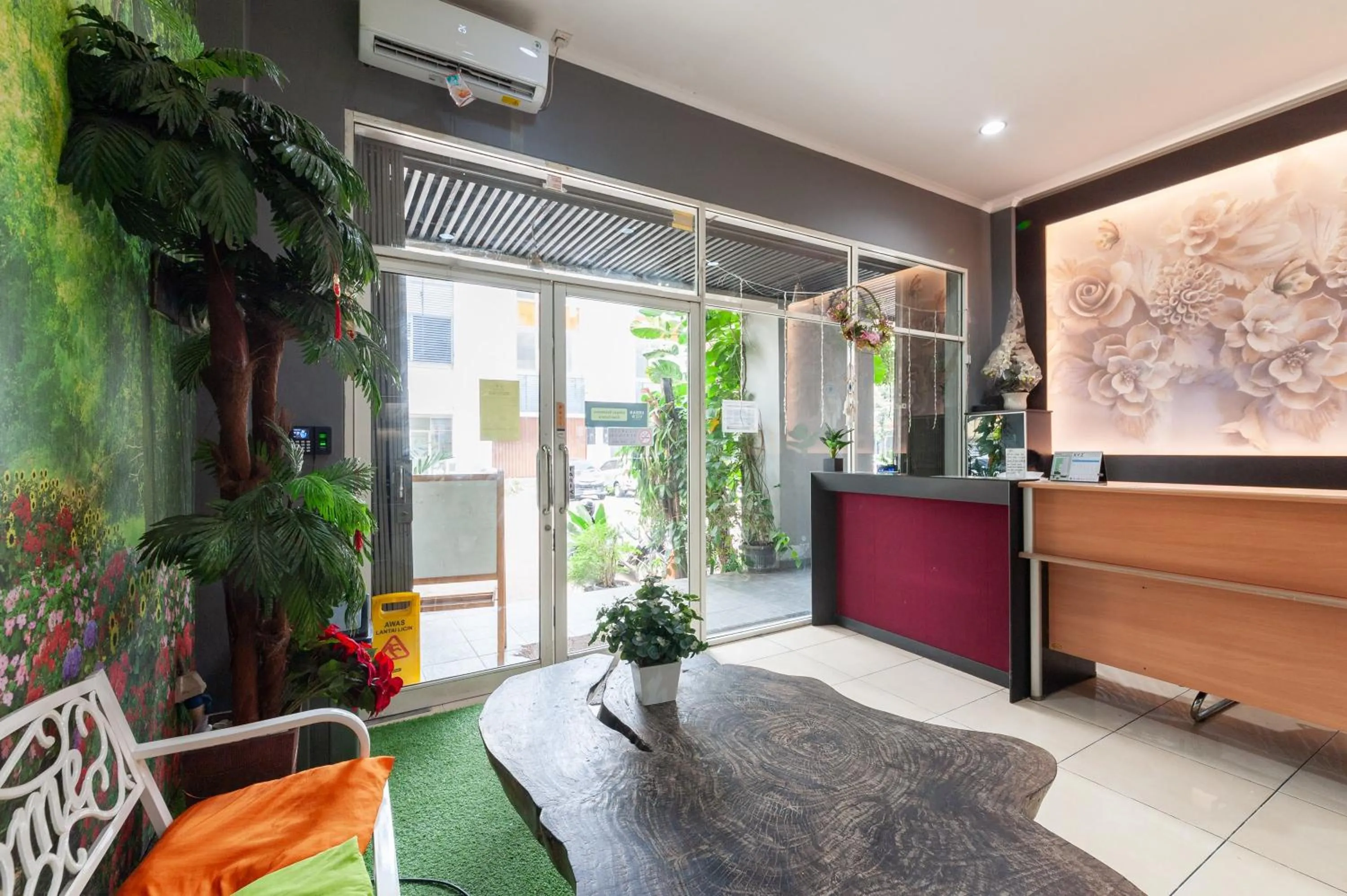 Lobby or reception in Urbanview Hotel Ellegan Residence Alam Sutera Serpong