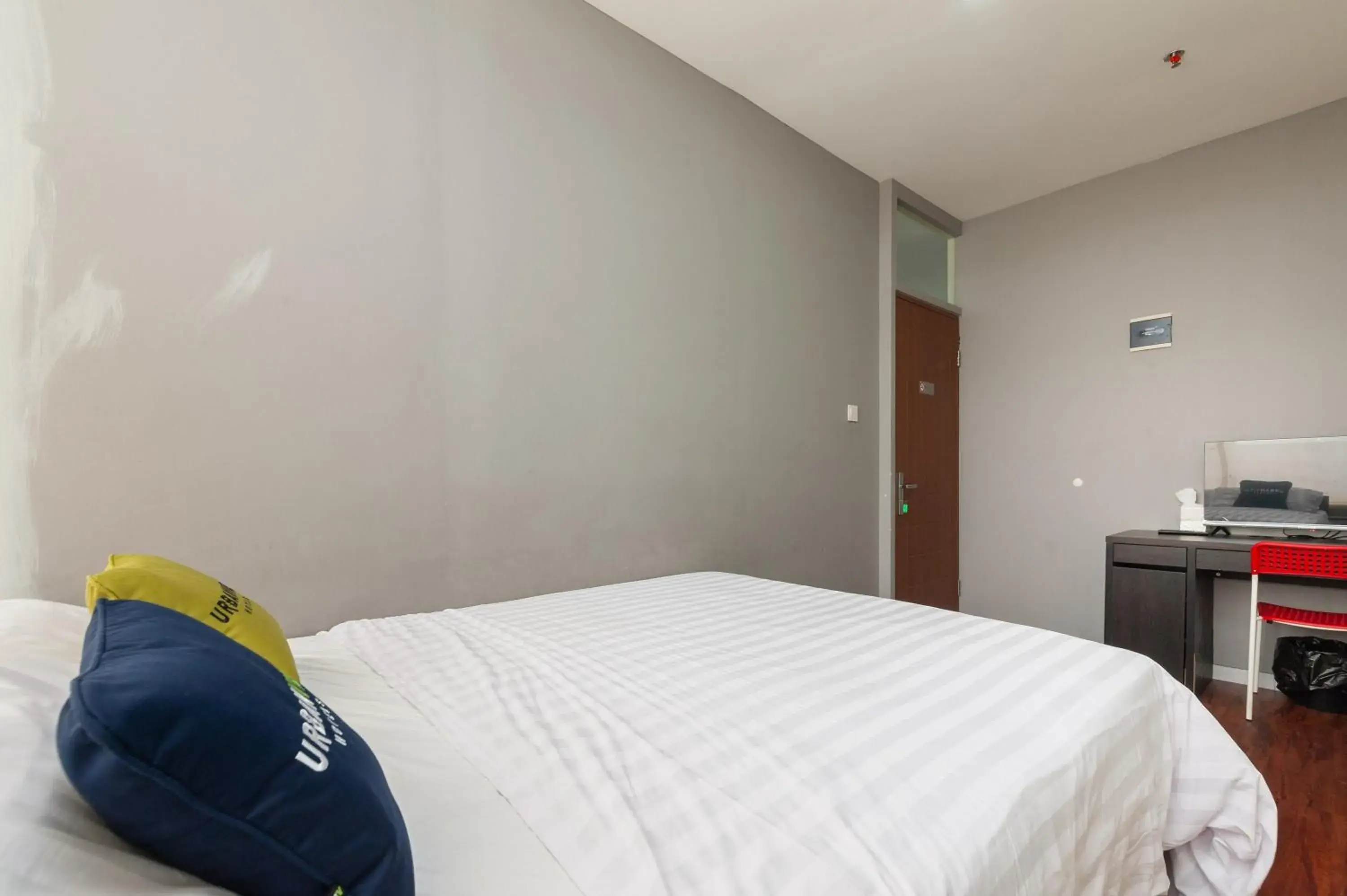 Bed in Urbanview Hotel Ellegan Residence Alam Sutera Serpong by RedDoorz Bed in Urbanview Hotel Ellegan Residence Alam Sutera Serpong by RedDoorz