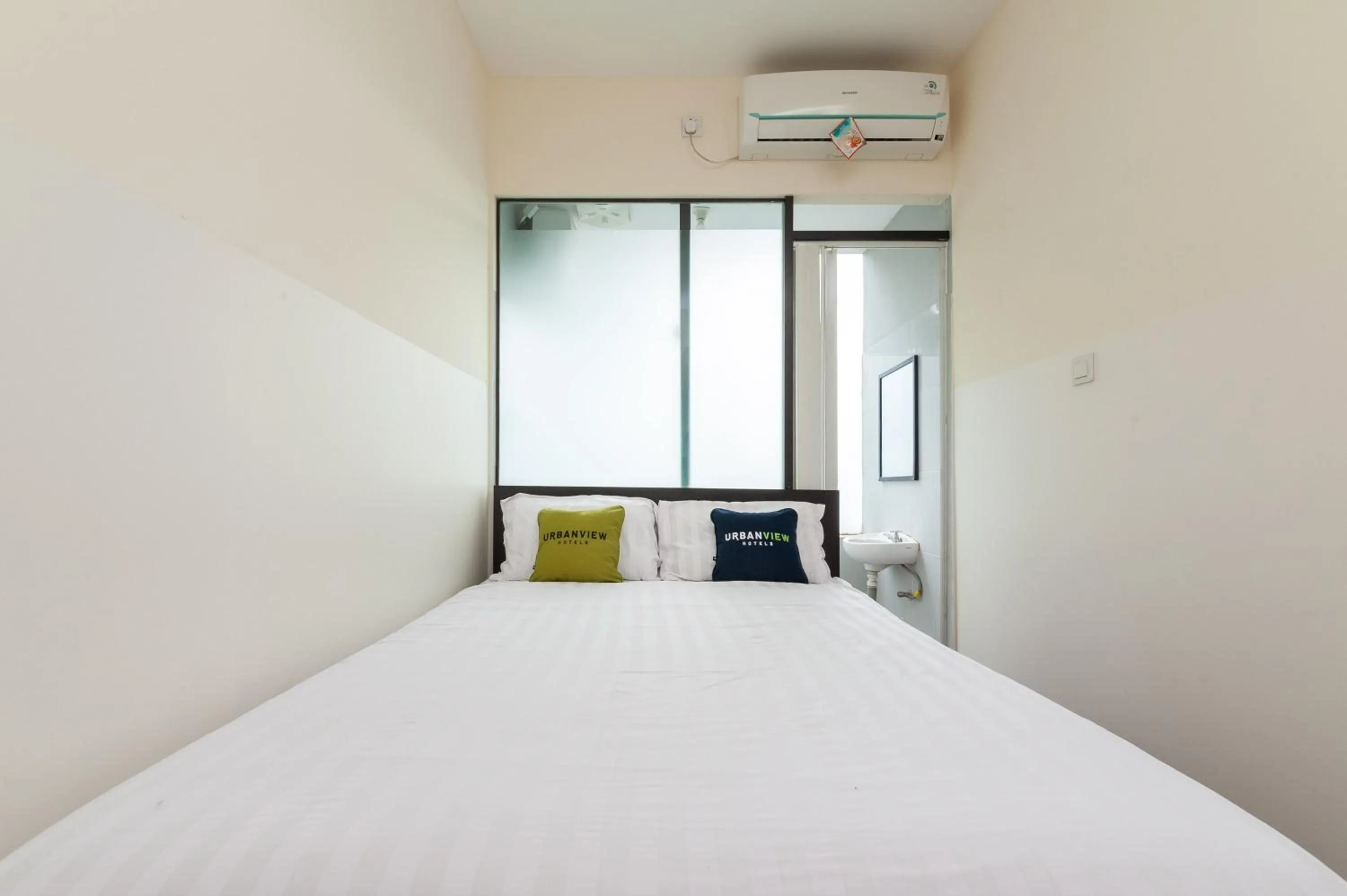 Bed in Urbanview Hotel Ellegan Residence Alam Sutera Serpong