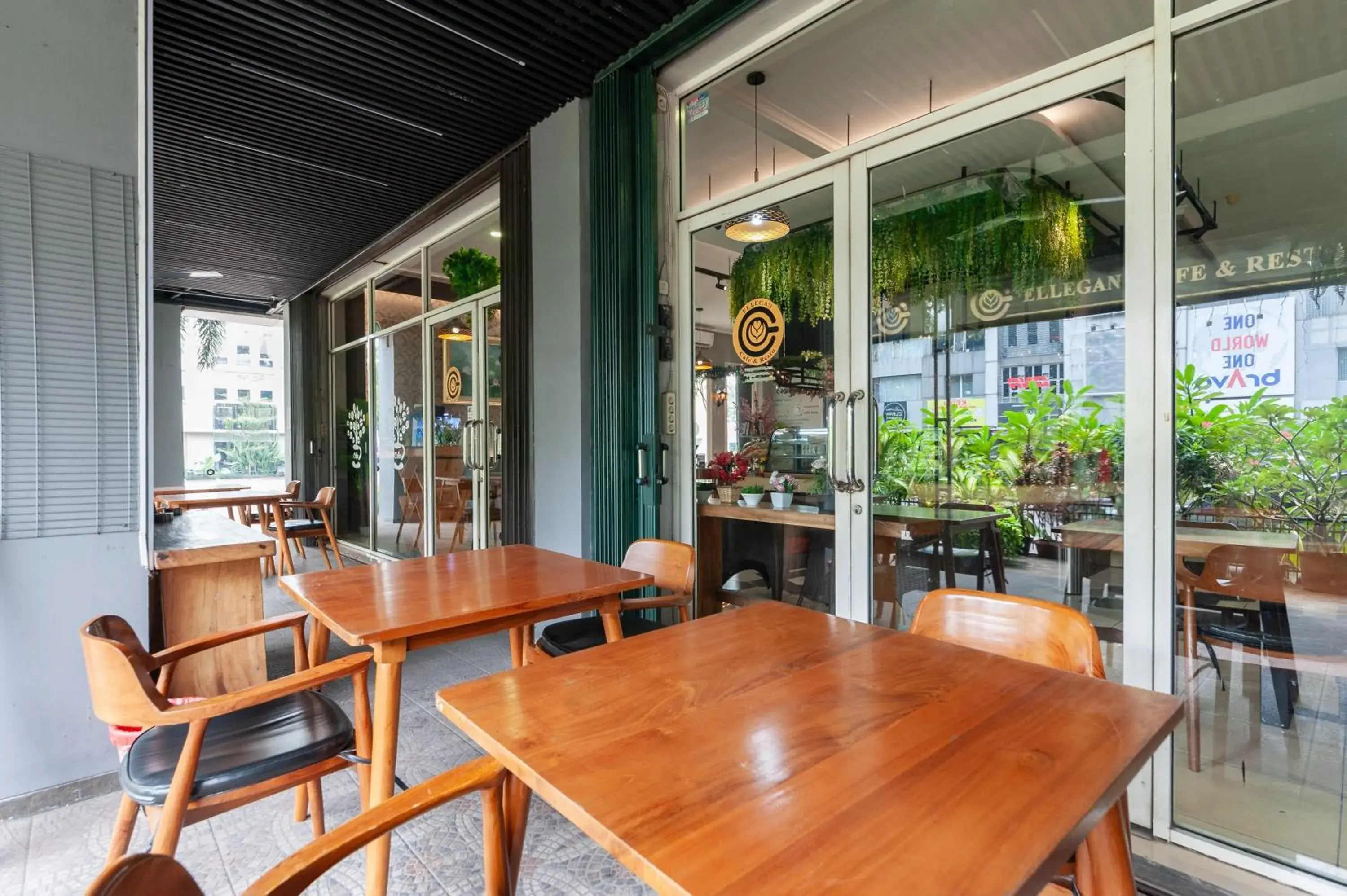 Restaurant/places to eat in Urbanview Hotel Ellegan Residence Alam Sutera Serpong by RedDoorz Restaurant/places to eat in Urbanview Hotel Ellegan Residence Alam Sutera Serpong by RedDoorz