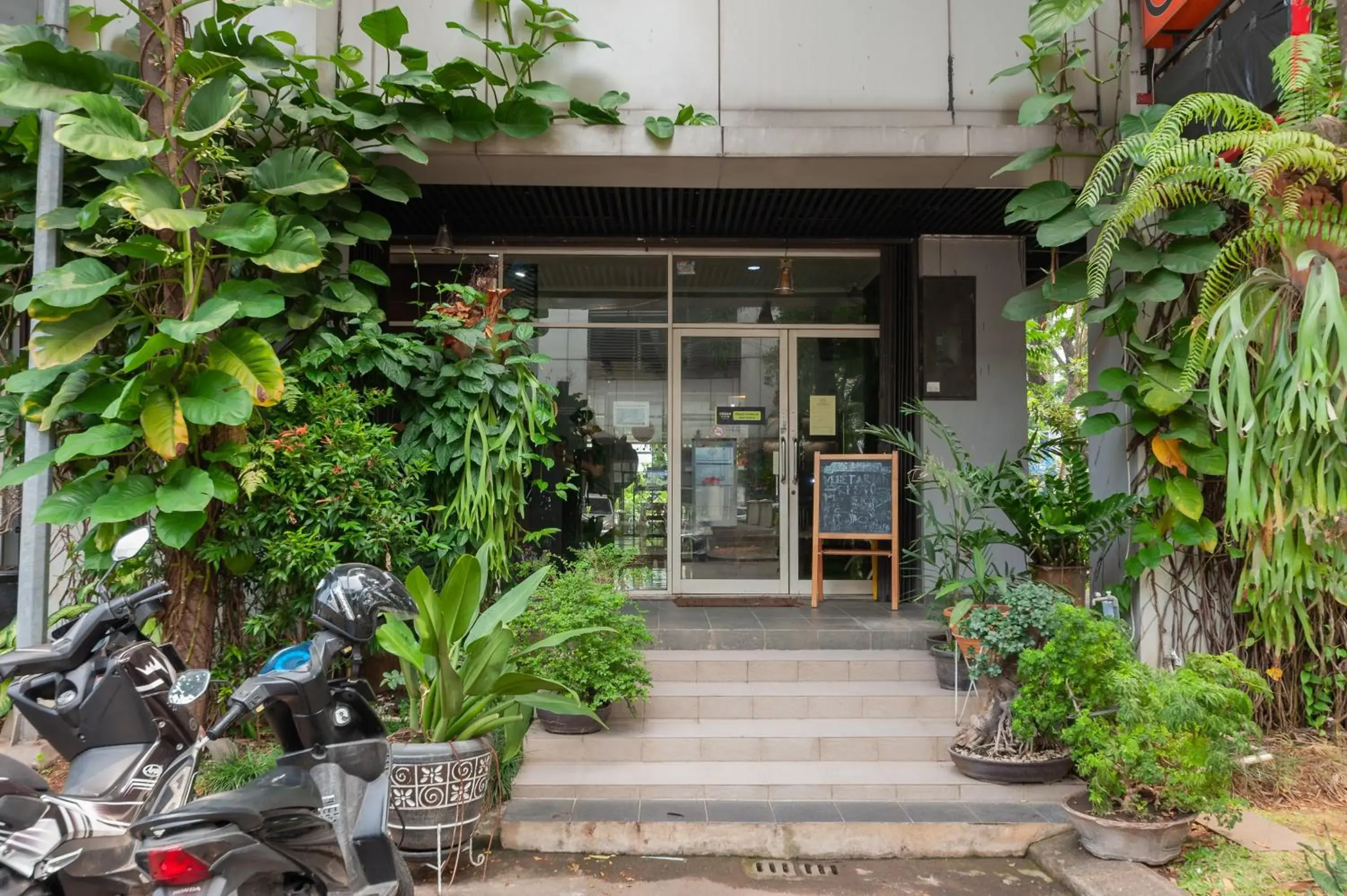 Facade/entrance in Urbanview Hotel Ellegan Residence Alam Sutera Serpong by RedDoorz Facade/entrance in Urbanview Hotel Ellegan Residence Alam Sutera Serpong by RedDoorz