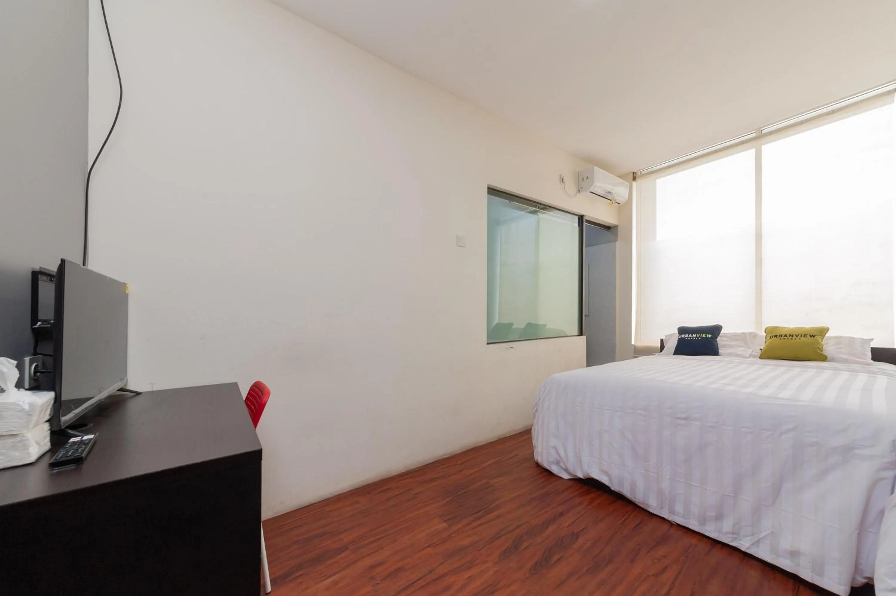 Bed in Urbanview Hotel Ellegan Residence Alam Sutera Serpong