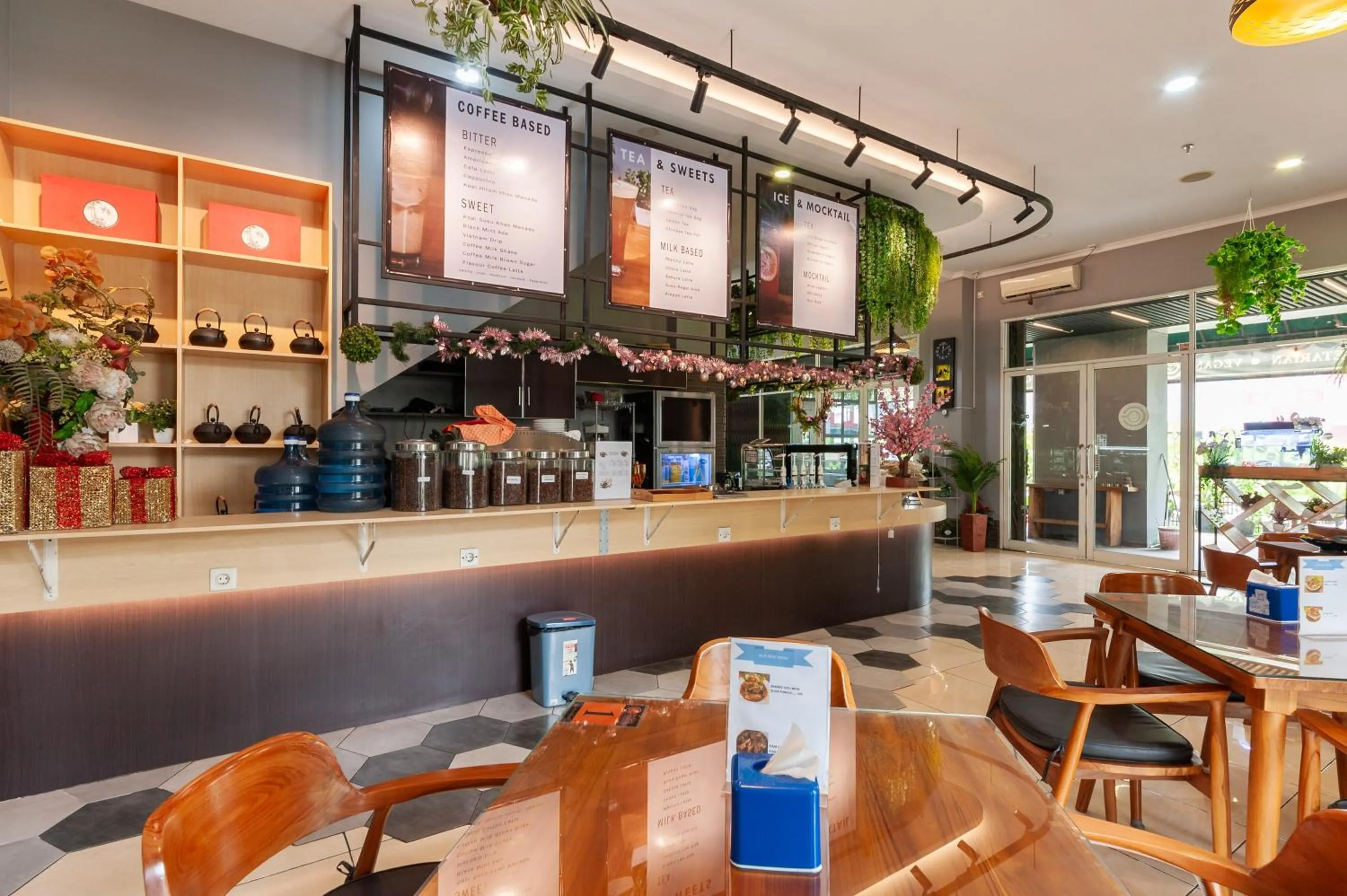 Restaurant/places to eat in Urbanview Hotel Ellegan Residence Alam Sutera Serpong