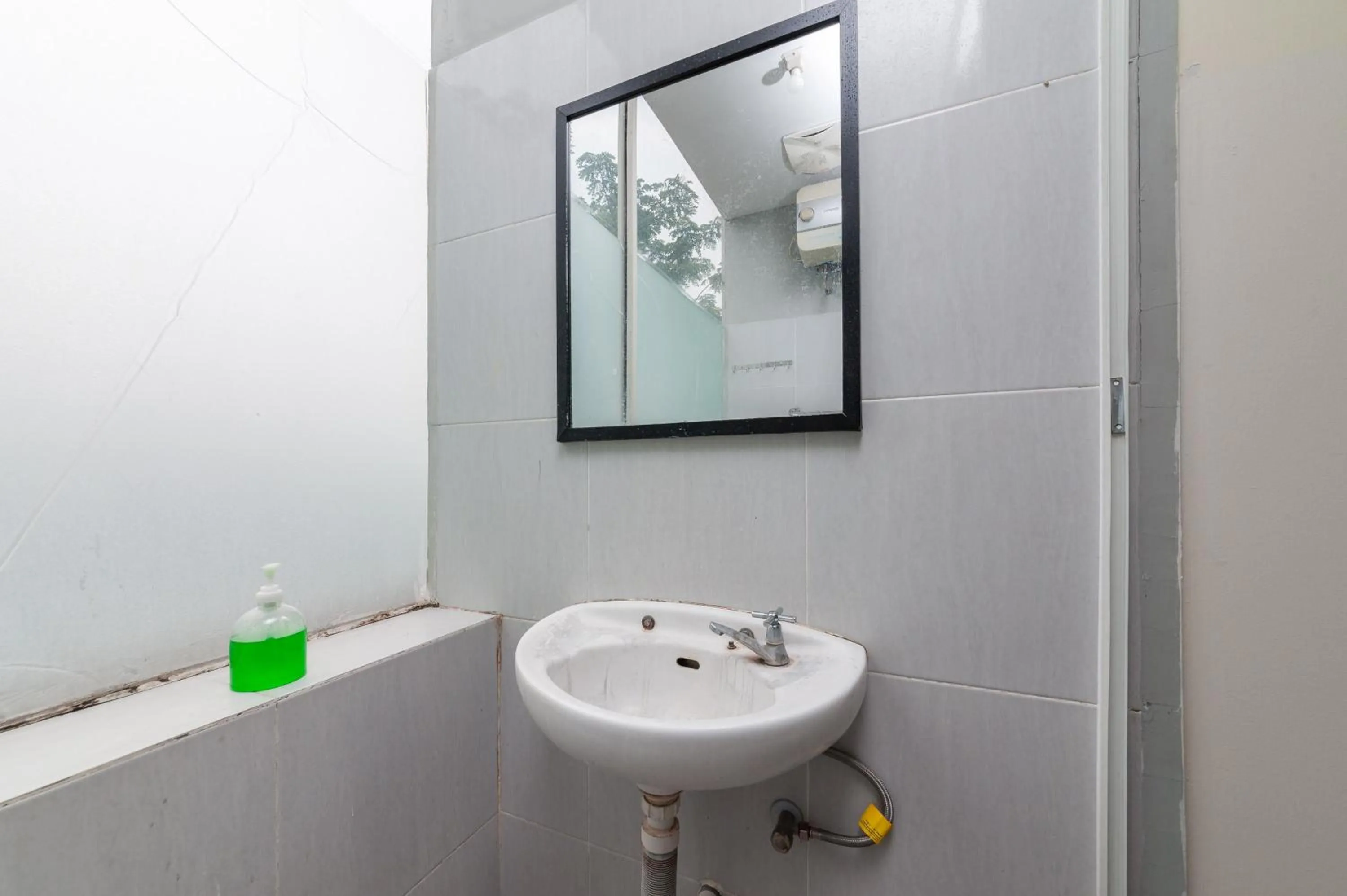 Bathroom in Urbanview Hotel Ellegan Residence Alam Sutera Serpong