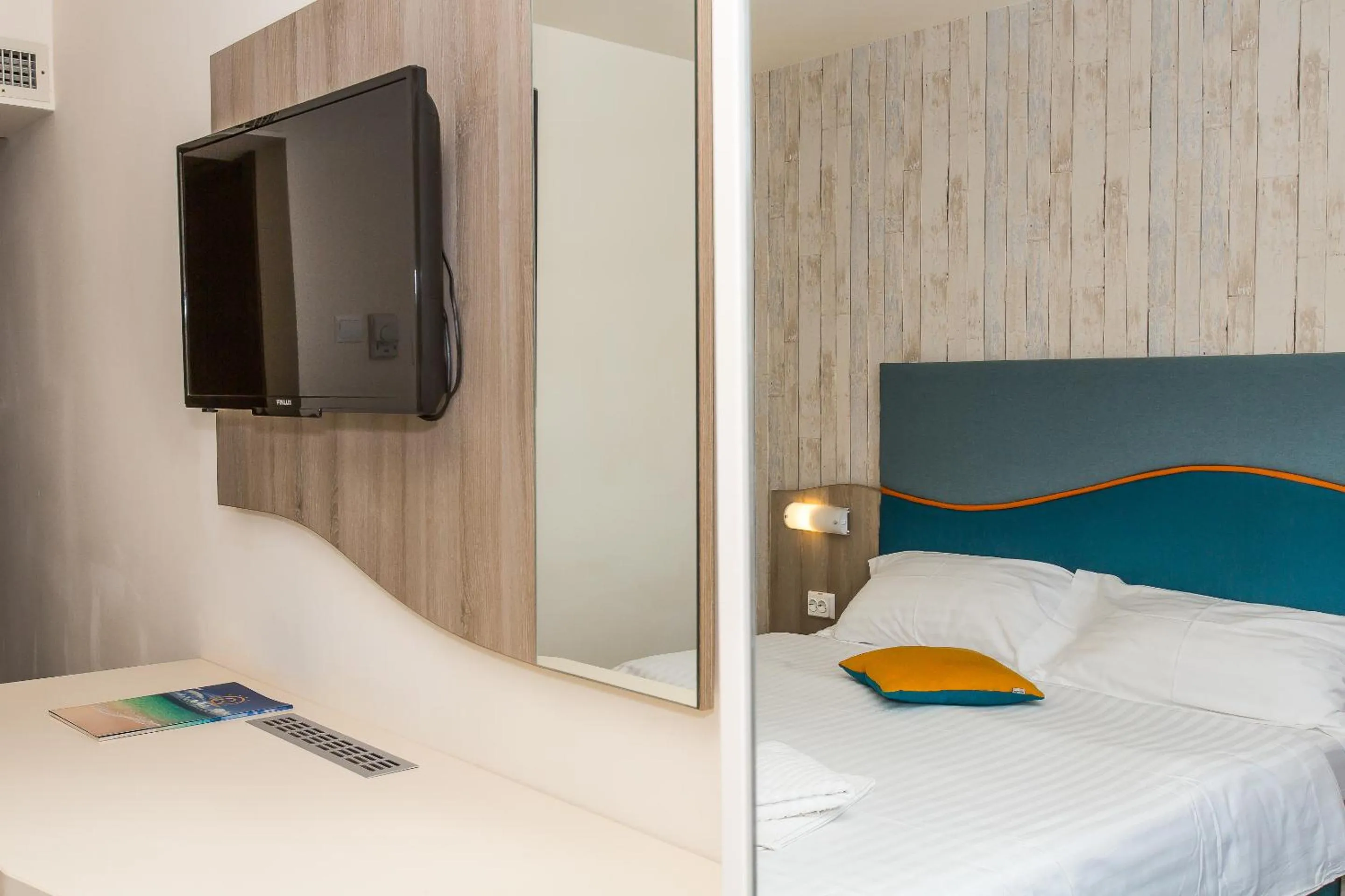 TV and multimedia, Bed in Hotel Riviera