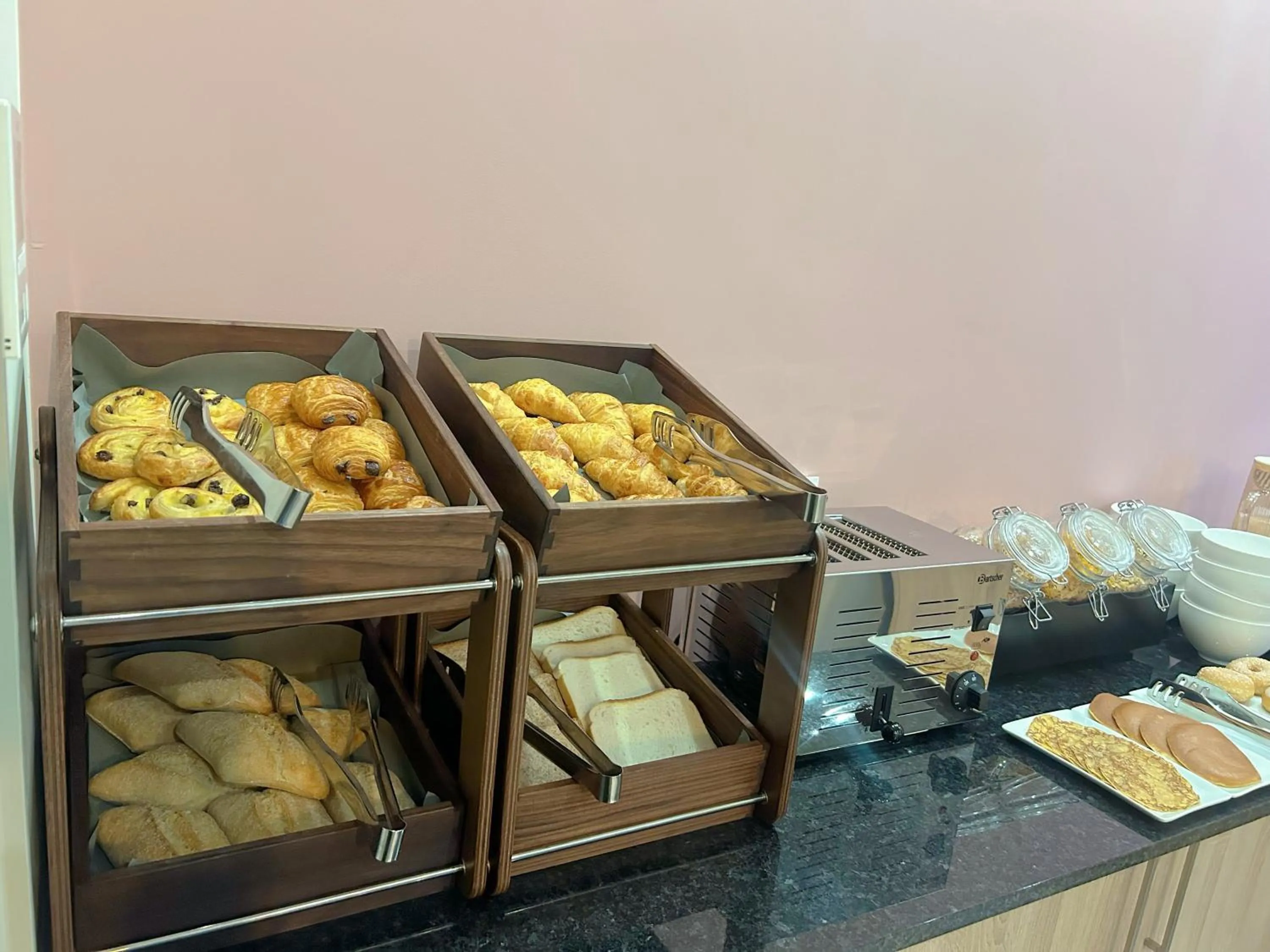 Breakfast in Hôtel Oden Paris Ivry