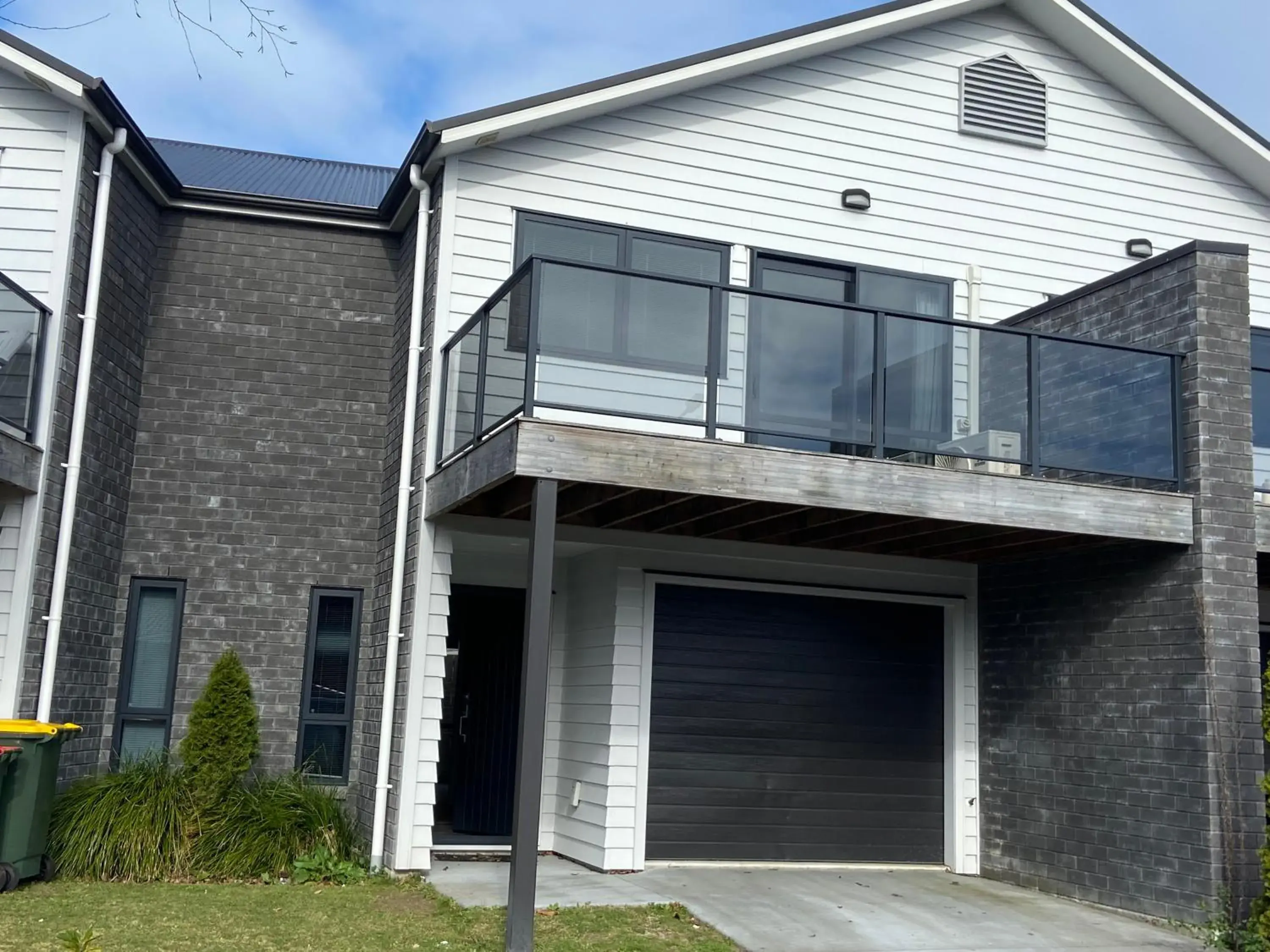 Hamilton Hospital Retreat - 2 Bedroom Townhouse Modern Warm Quiet Hamilton Hospital Retreat - 2 Bedroom Townhouse Modern Warm Quiet