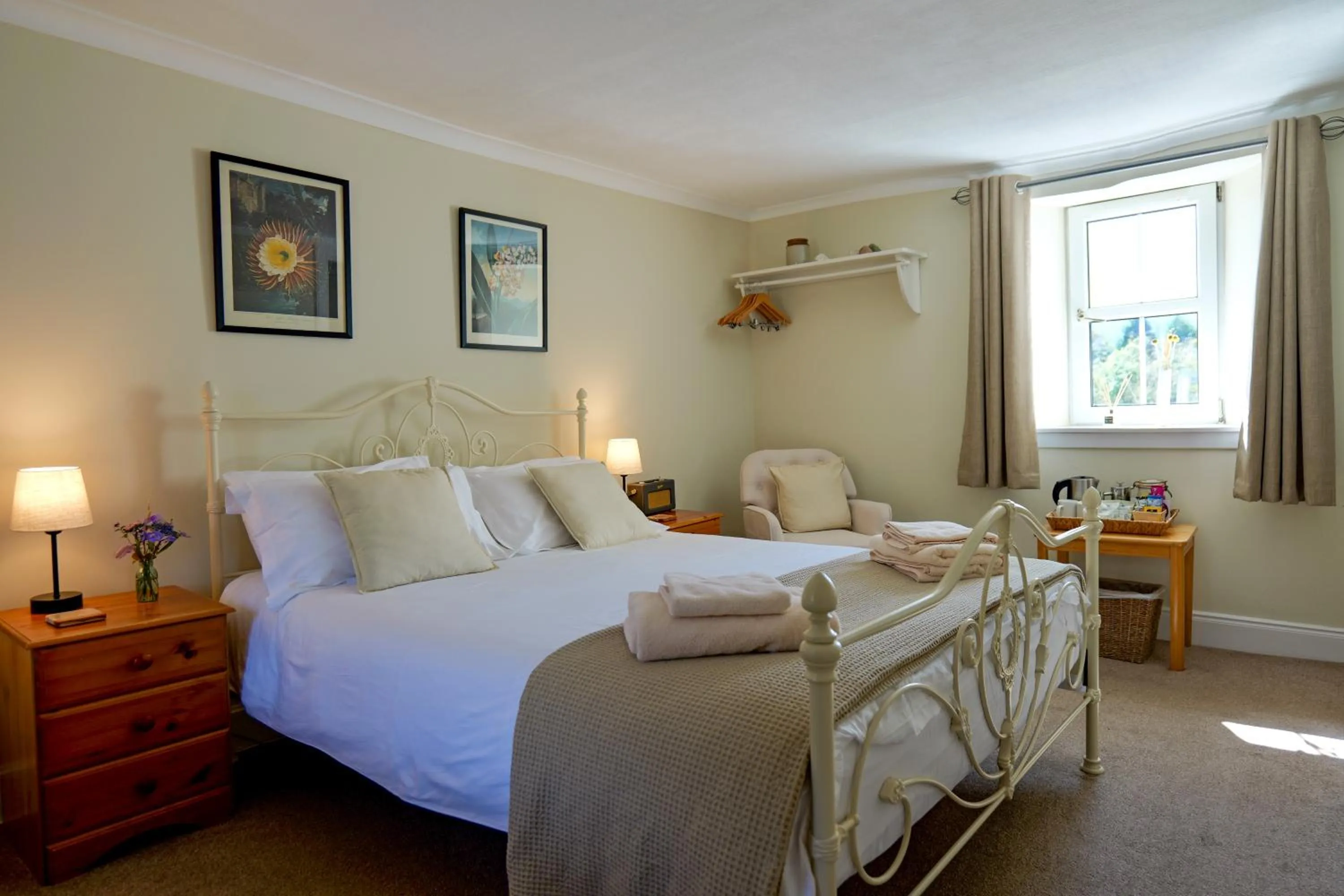 Photo of the whole room, Bed in The Bellachroy