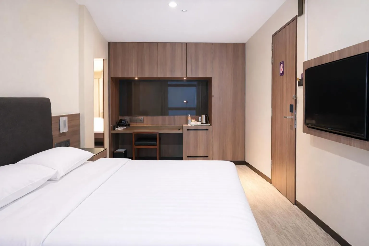 Bedroom, Bed in Amrise Hotel Kitchener