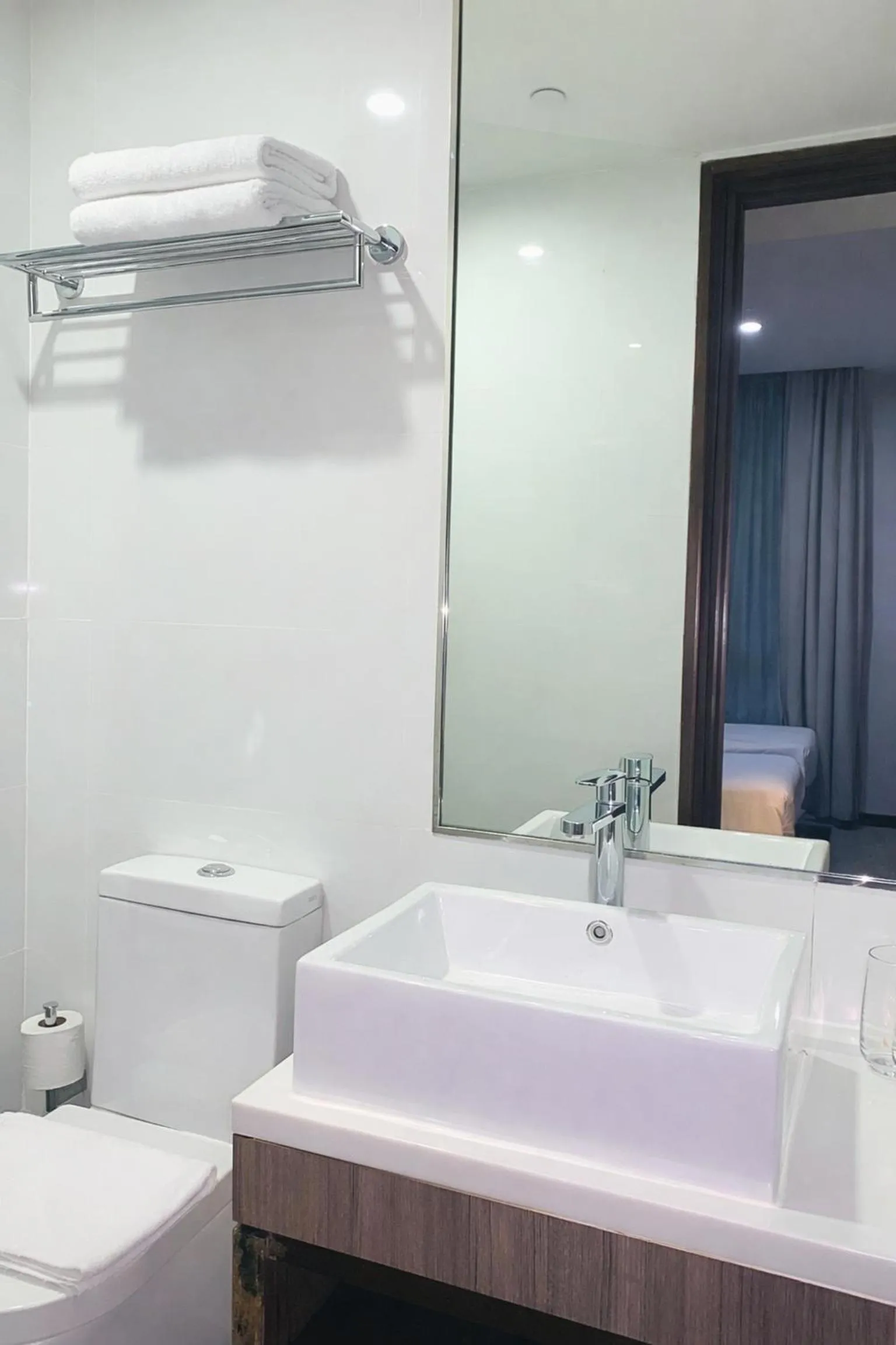 Bathroom in Amrise Hotel Kitchener