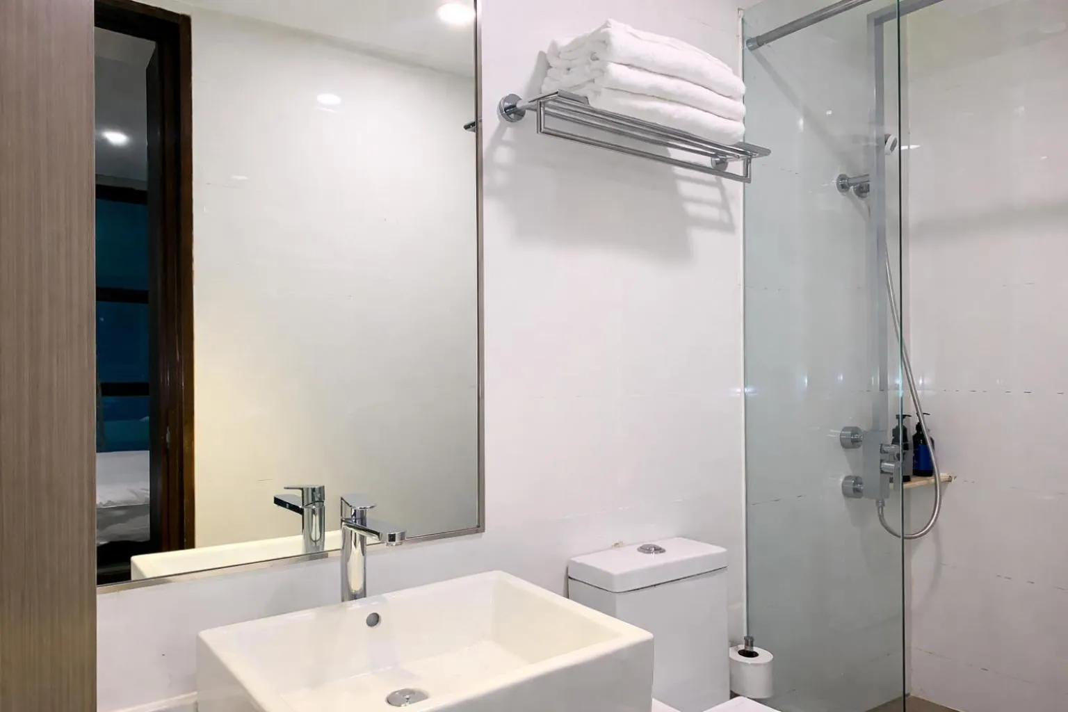 Bathroom in Amrise Hotel Kitchener