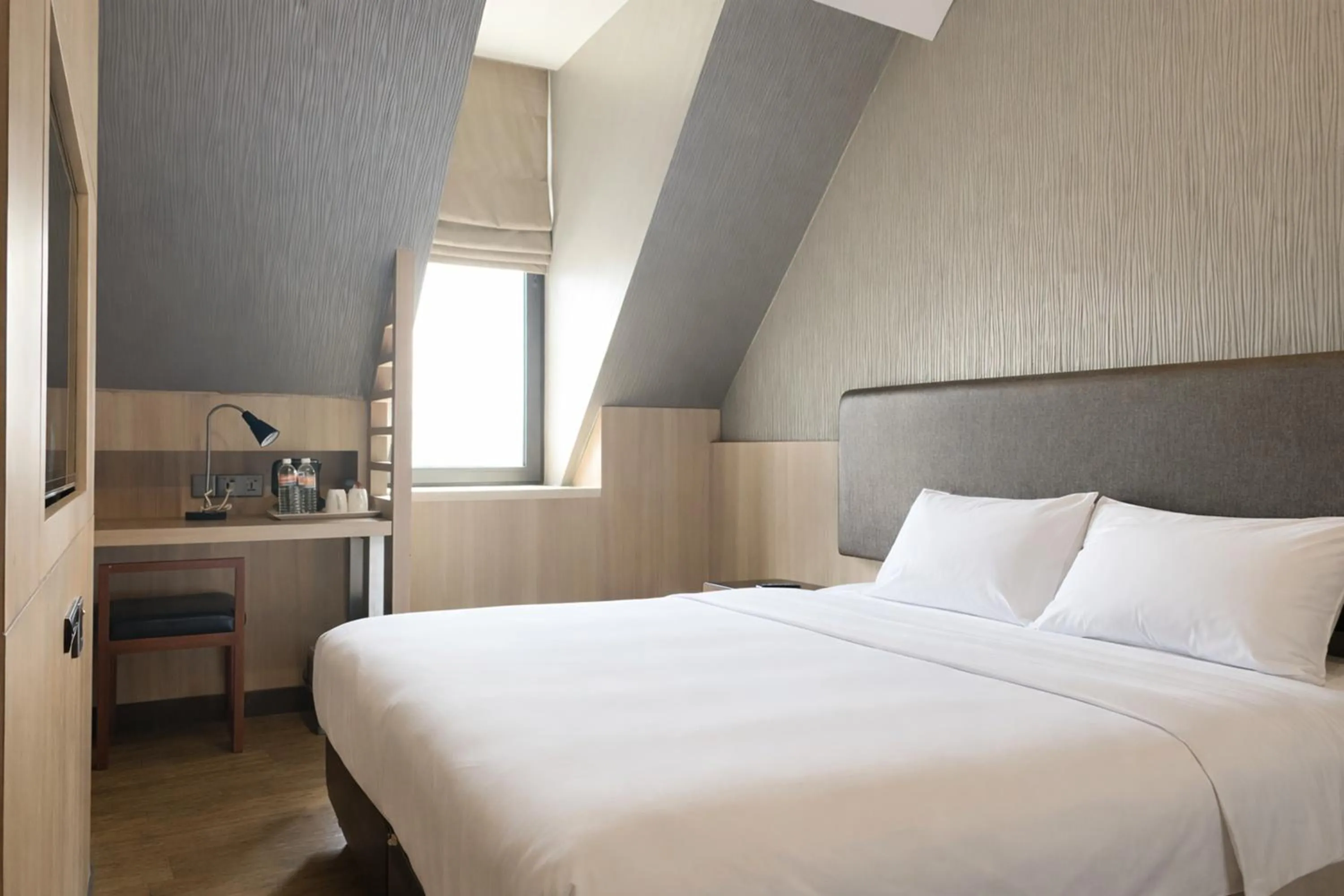 Bedroom, Bed in Amrise Hotel Kitchener