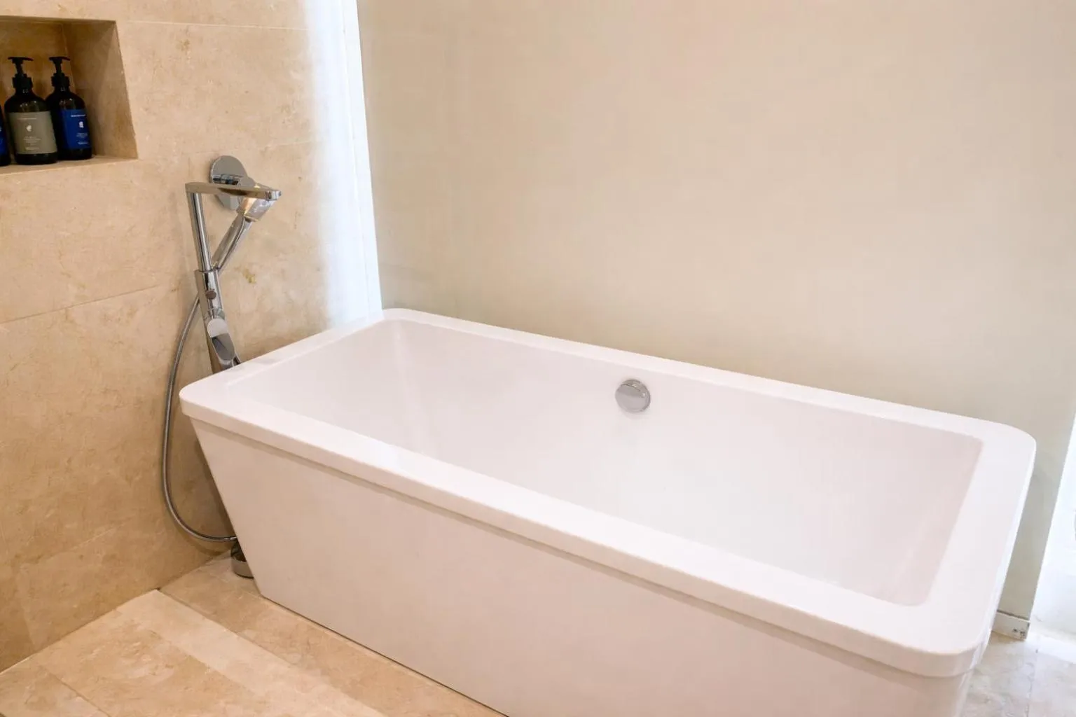 Bath in Amrise Hotel Kitchener